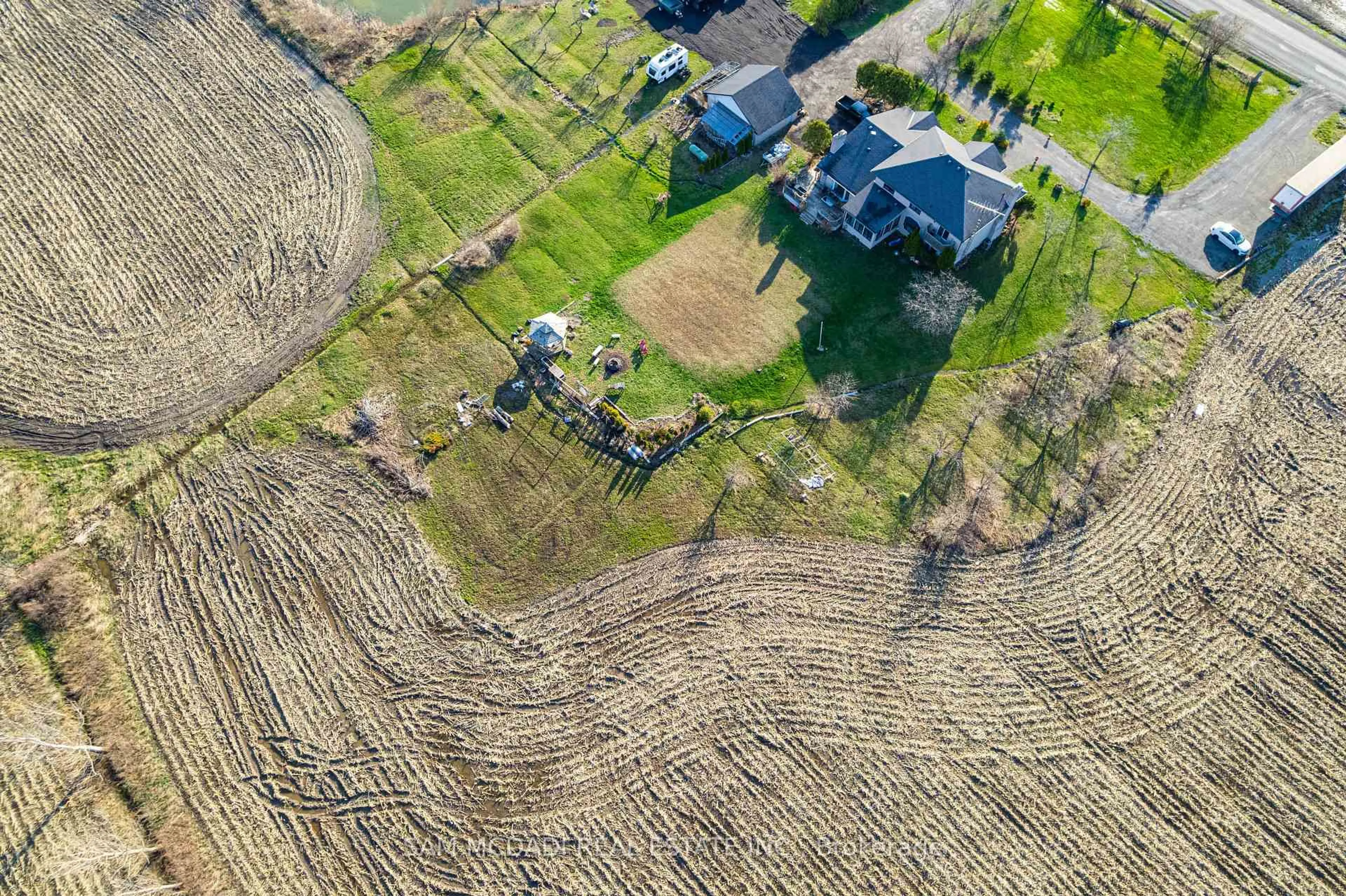 A pic from outside/outdoor area/front of a property/back of a property/a pic from drone, street for 225 Park Rd, Grimsby Ontario L3M 4E7