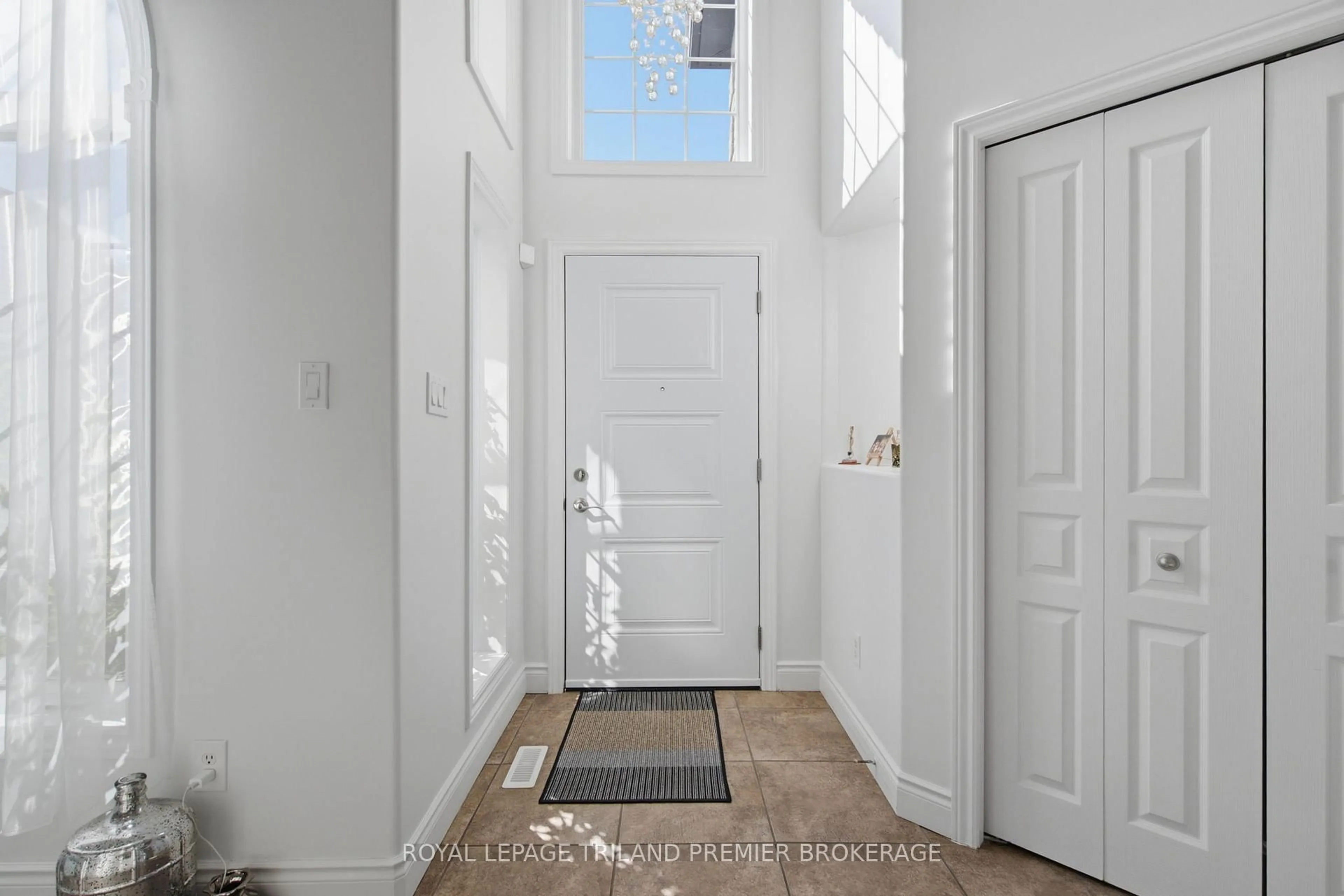 Indoor entryway for 570 Garibaldi Ave, London North Ontario N5X 4K2