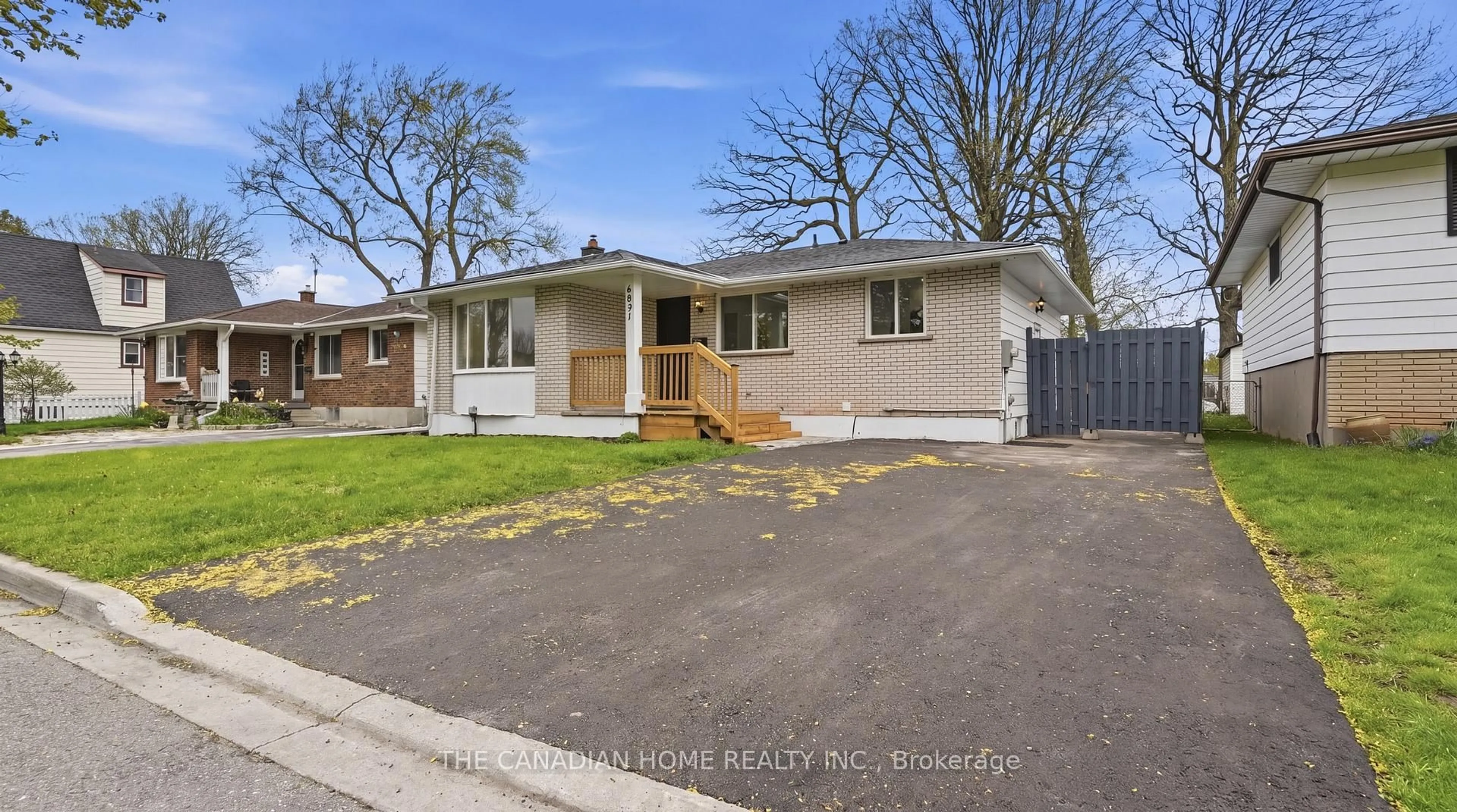 Home with vinyl exterior material, street for 6041 Cadham St, Niagara Falls Ontario L2G 3A2