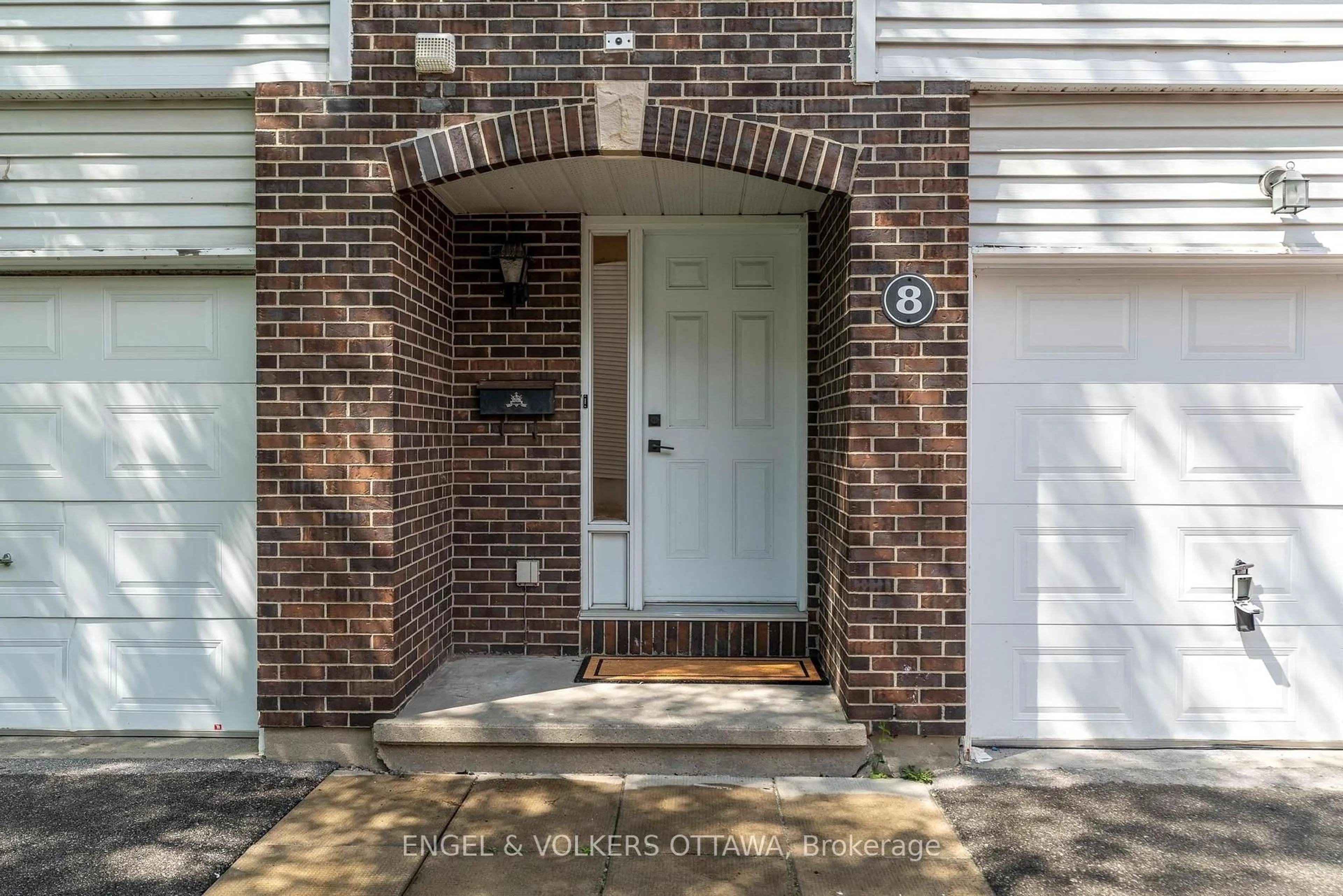 Indoor entryway for 8 Almond Lane, Ottawa Ontario K2L 3T2