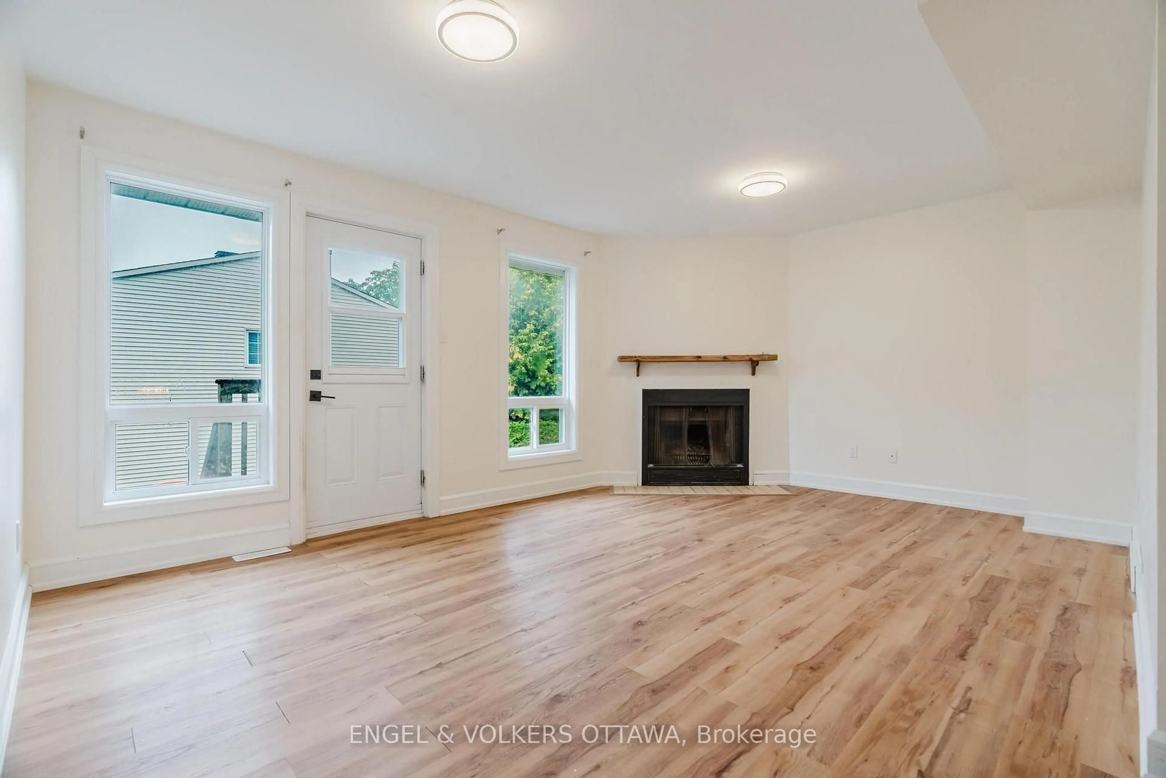 A pic of a room for 8 Almond Lane, Ottawa Ontario K2L 3T2