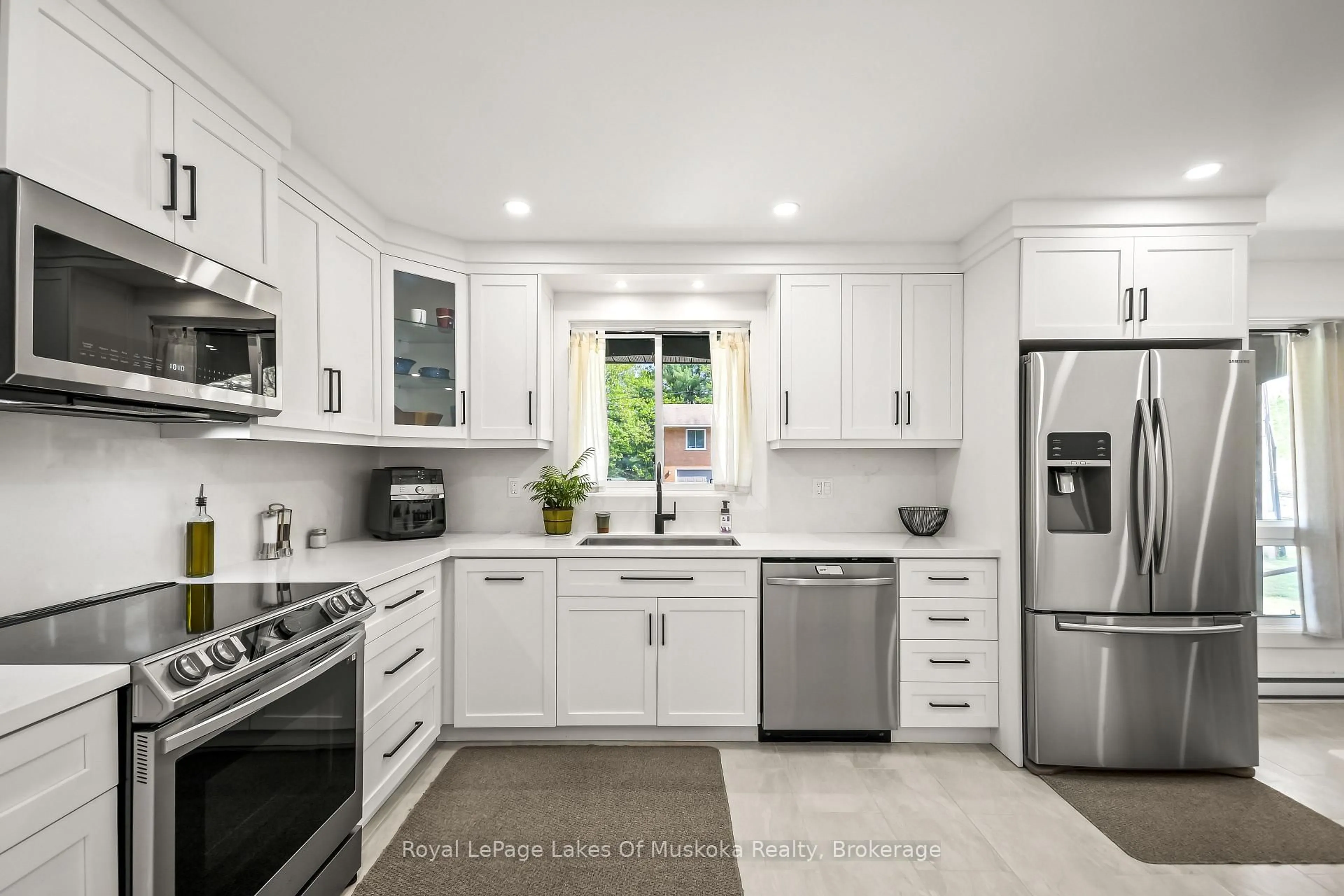 Open concept kitchen, ceramic/tile floor for 571 David St, Gravenhurst Ontario P1P 1M1