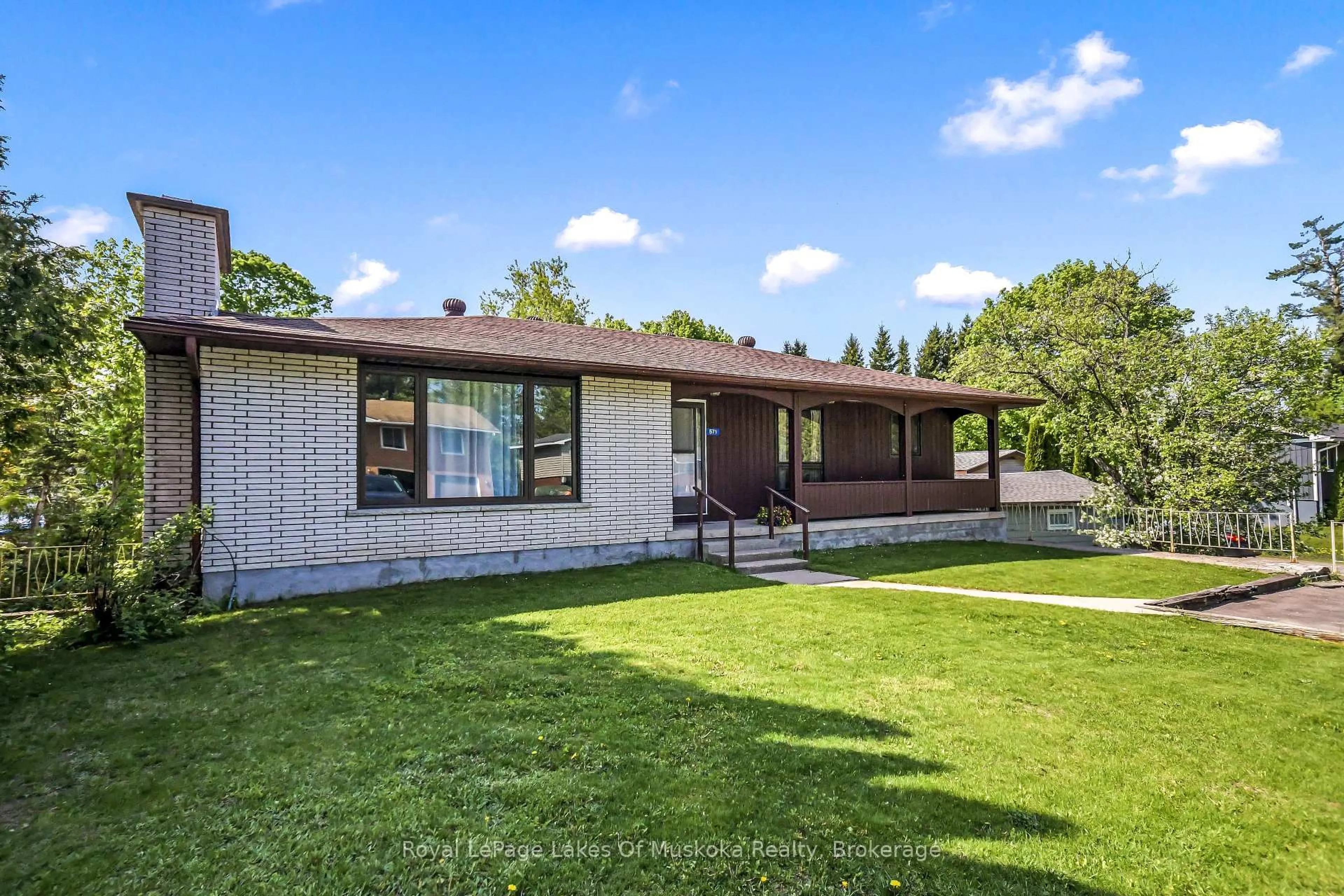 Home with brick exterior material, unknown for 571 David St, Gravenhurst Ontario P1P 1M1