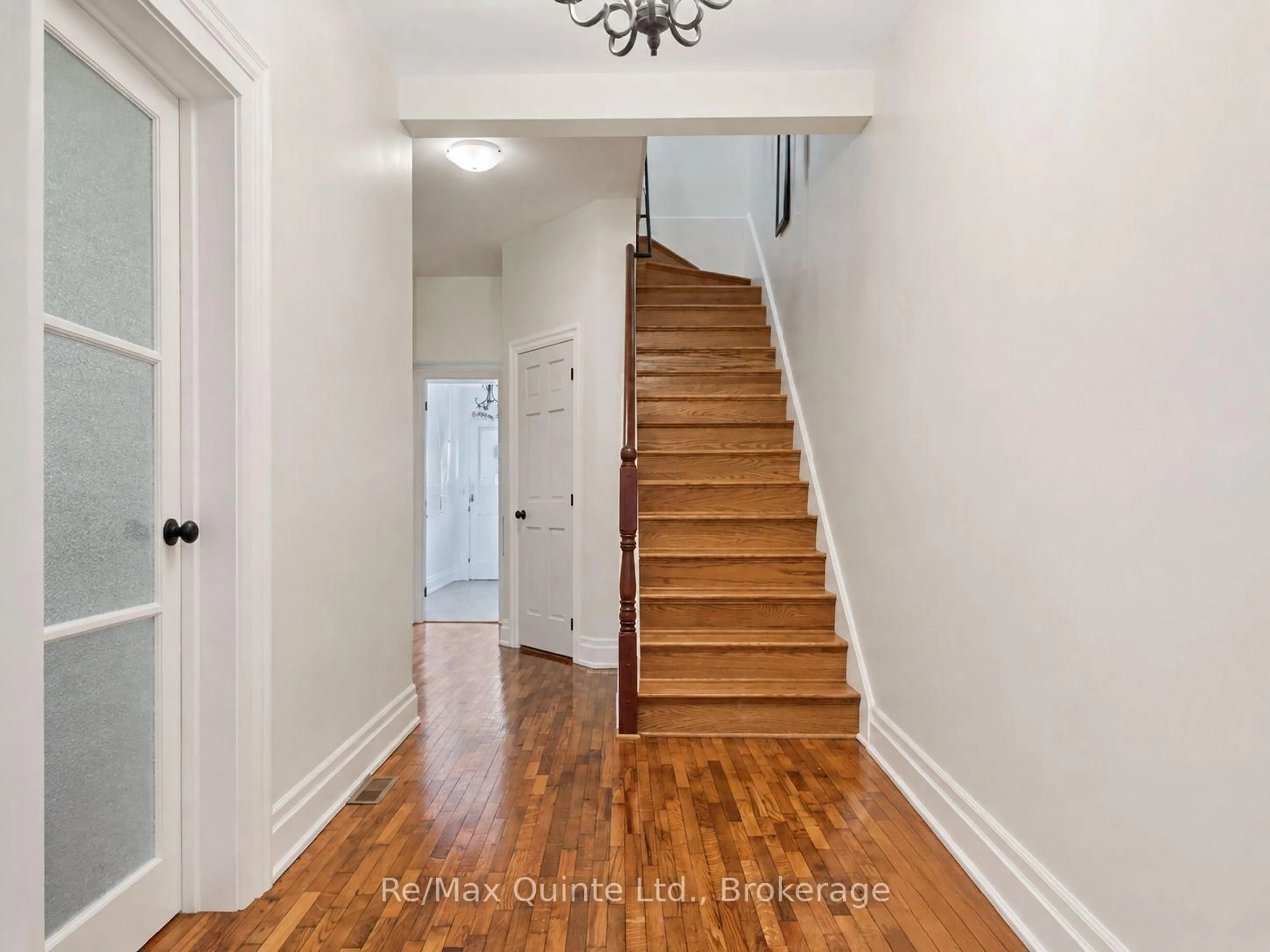 Indoor entryway for 296 Coleman St, Belleville Ontario K8N 3J1
