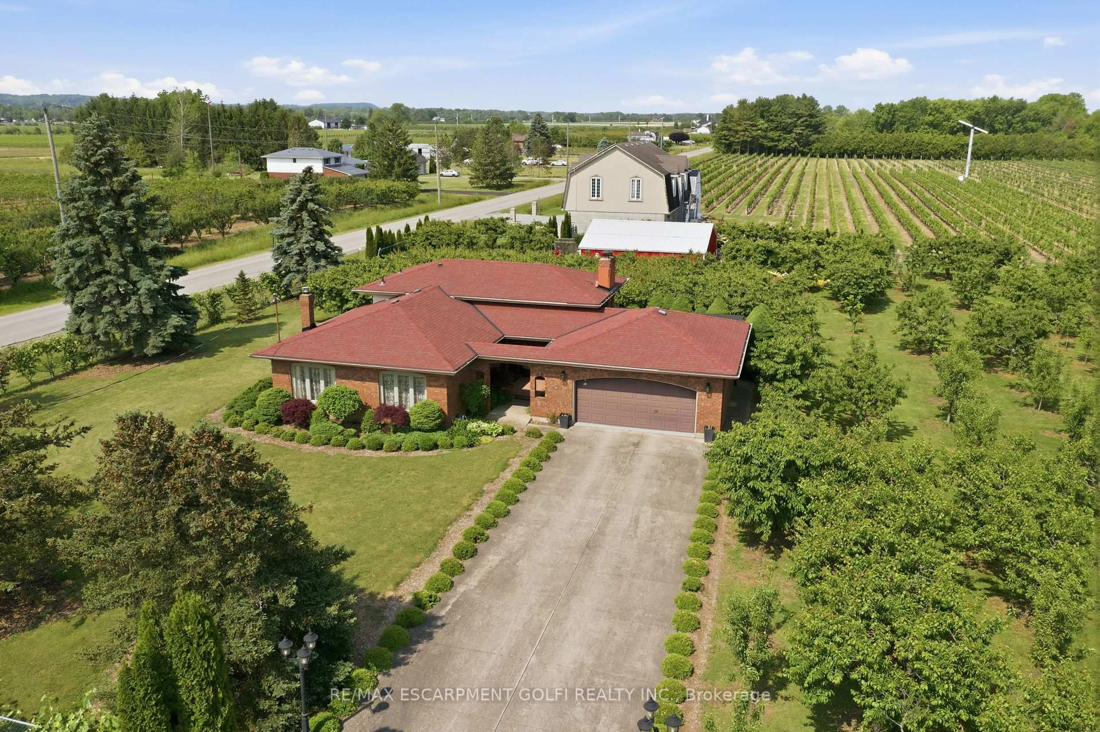 A pic from outside/outdoor area/front of a property/back of a property/a pic from drone, unknown for 710 Concession 2 Rd, Niagara-on-the-Lake Ontario L0S 1J0