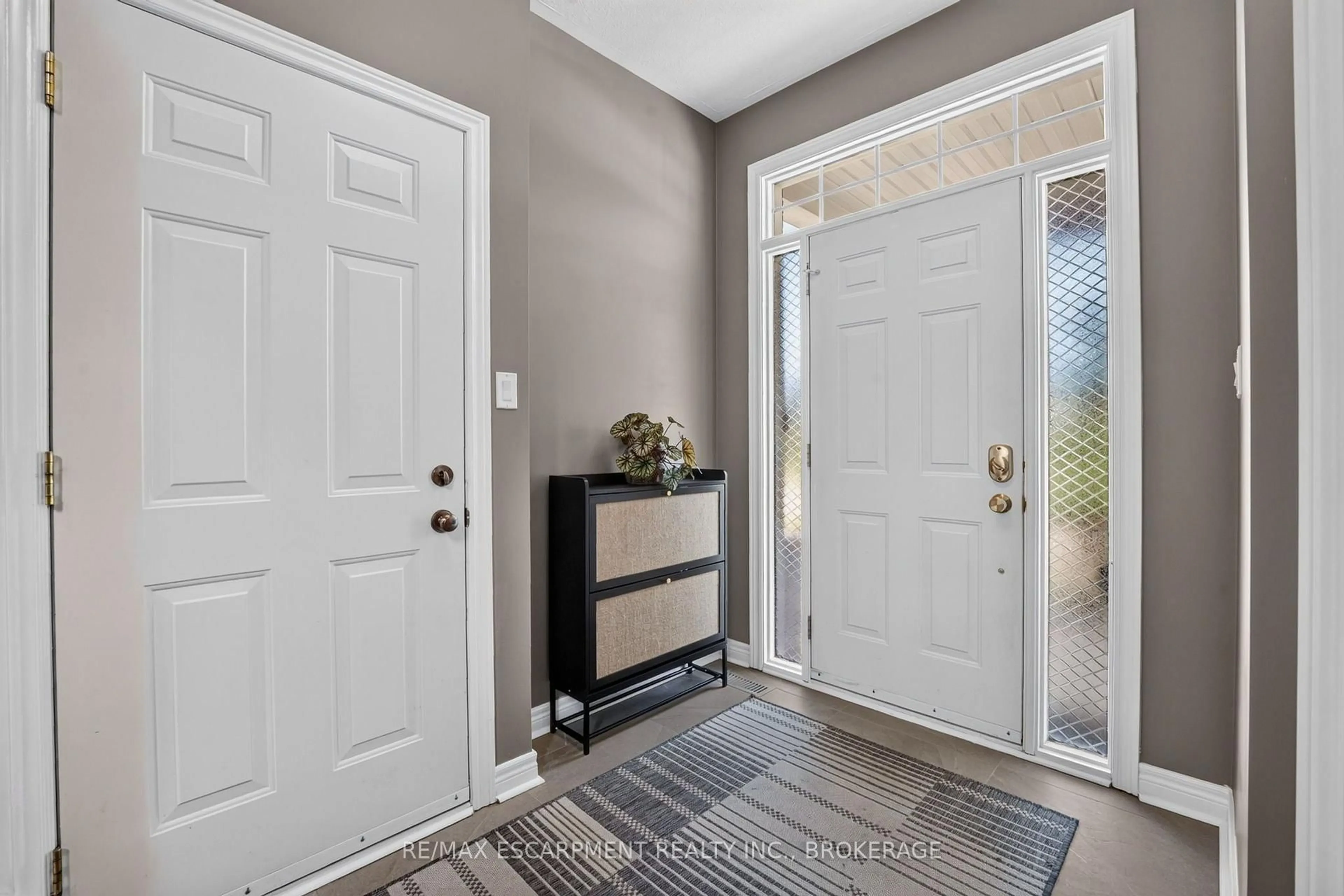 Indoor entryway for 3 Black Walnut Common, St. Catharines Ontario L2S 4C8