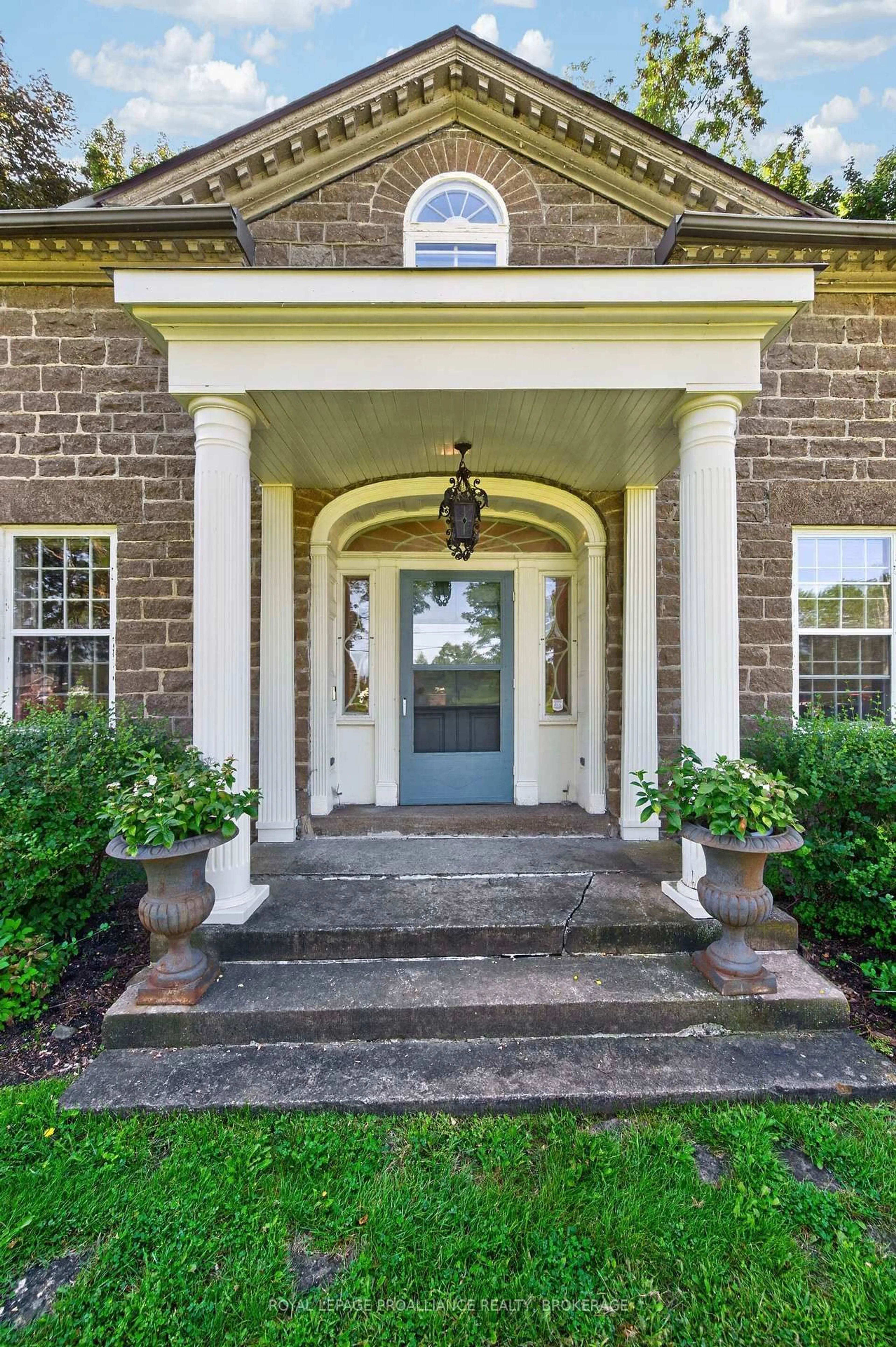 Indoor entryway for 1105 County Road 2, Augusta Ontario K6V 5T1