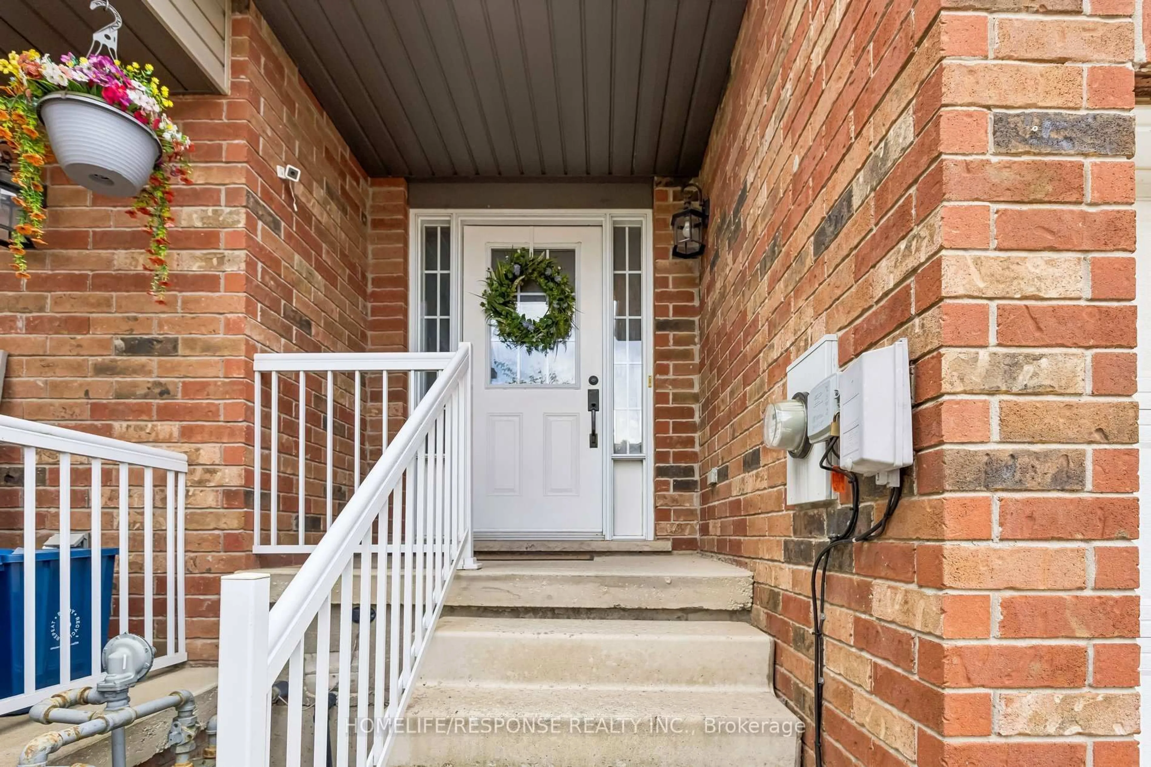 Indoor entryway for 222 SOPHIA Cres, Kitchener Ontario N2R 1X8