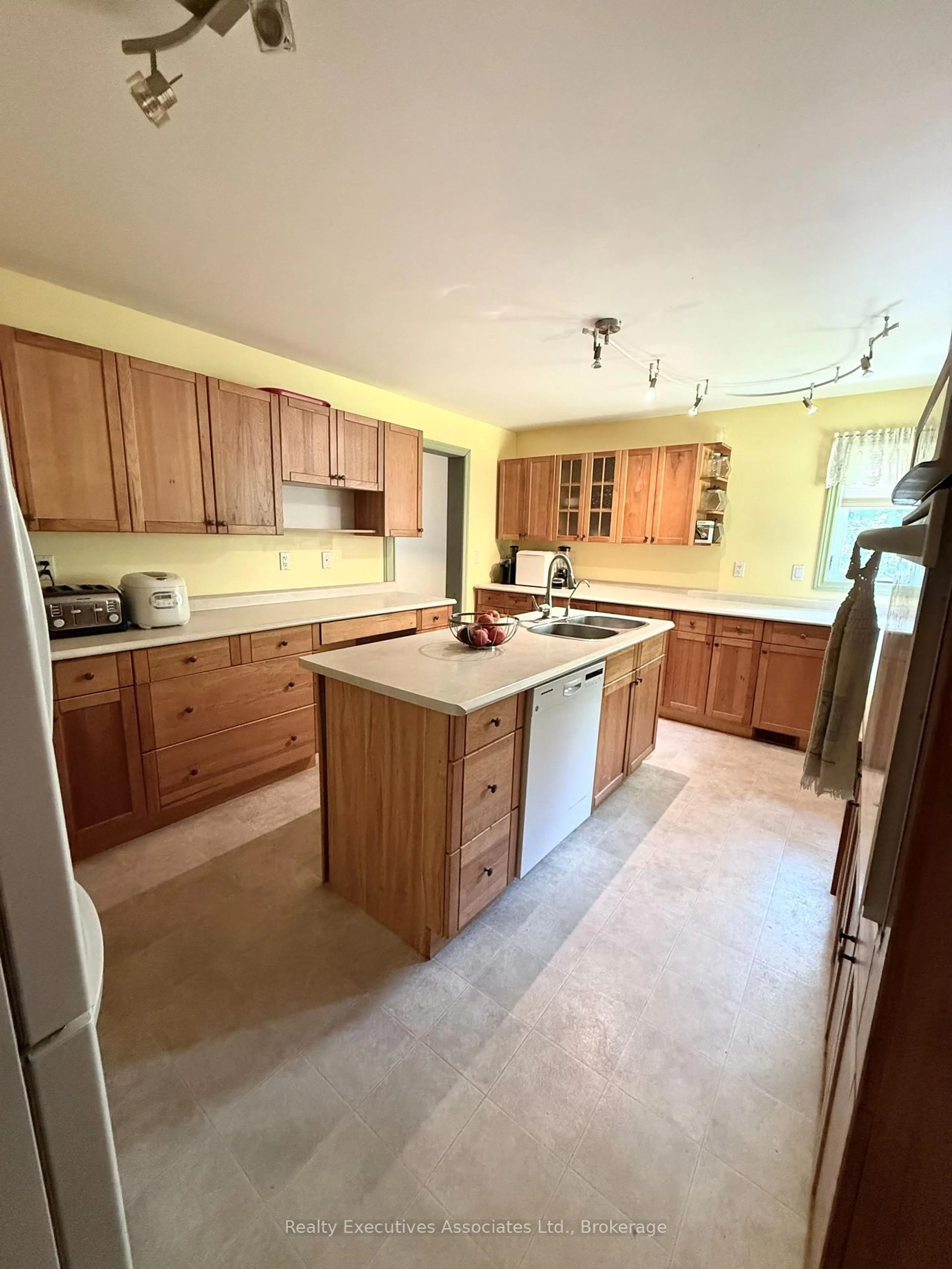 Standard kitchen, unknown for 32739 28 Highway, Bancroft Ontario K0L 1C0