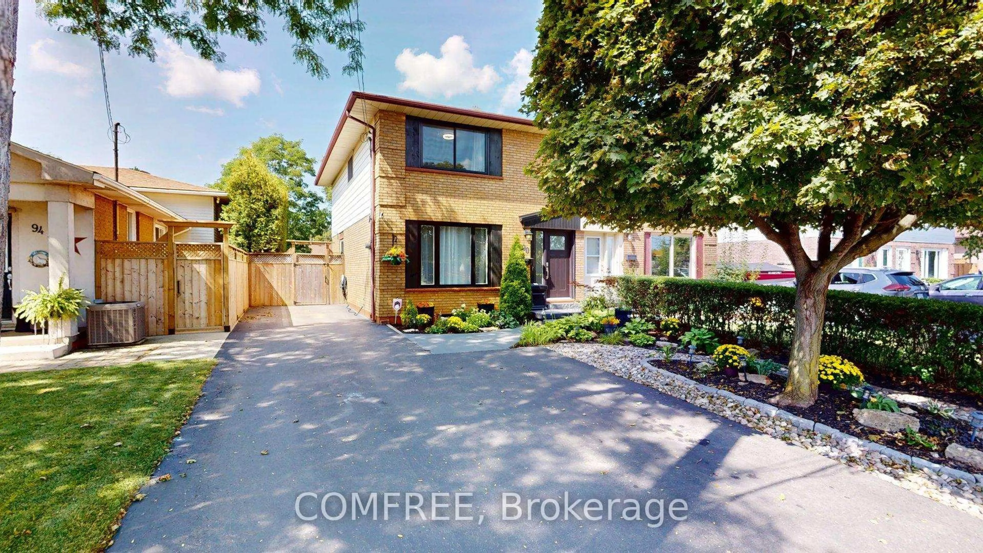 A pic from outside/outdoor area/front of a property/back of a property/a pic from drone, street for 90 San Antonio Dr, Hamilton Ontario L9C 5N2