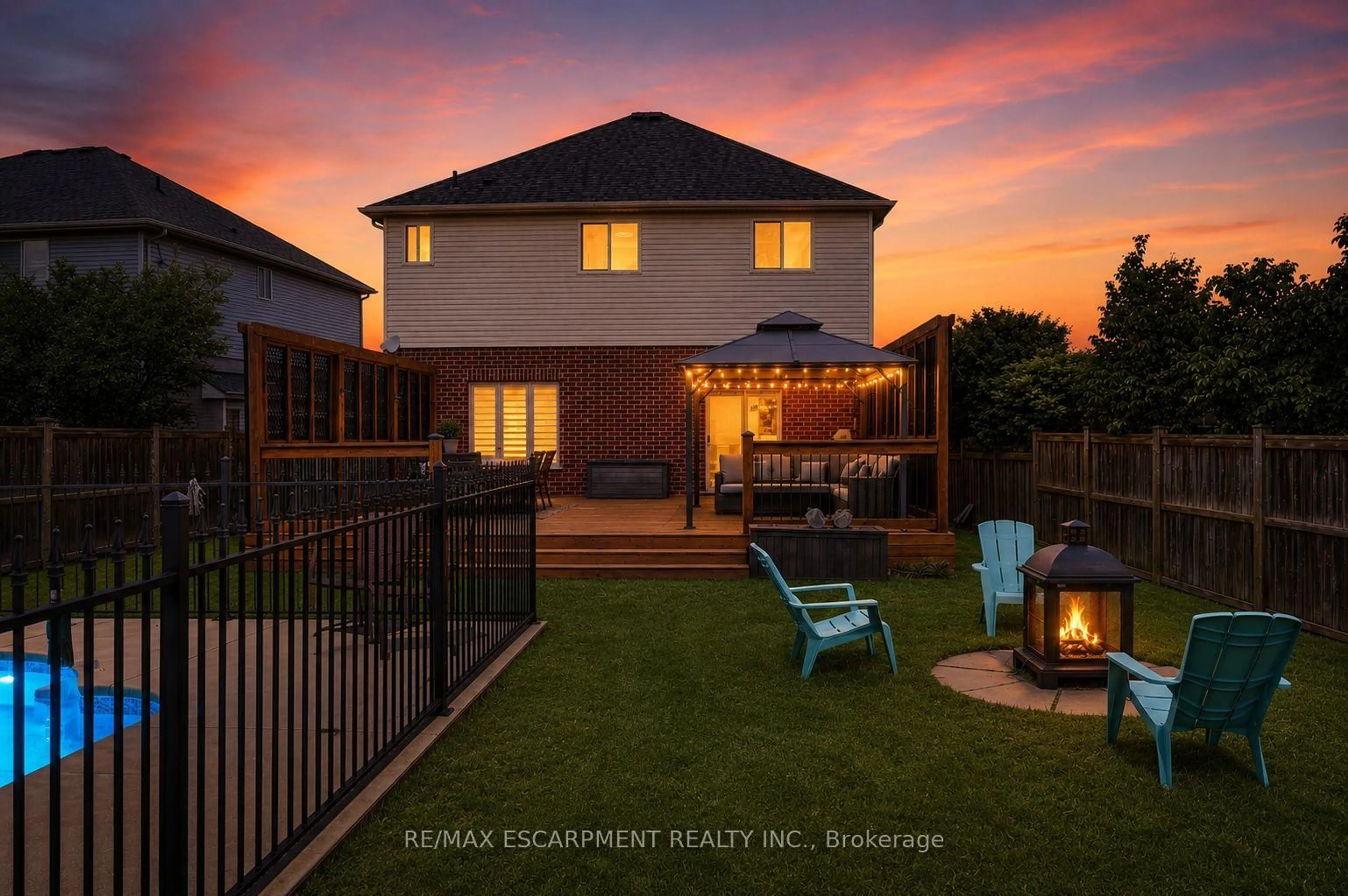 A pic from outside/outdoor area/front of a property/back of a property/a pic from drone, street for 4852 Northgate Cres, Lincoln Ontario L3J 0E8