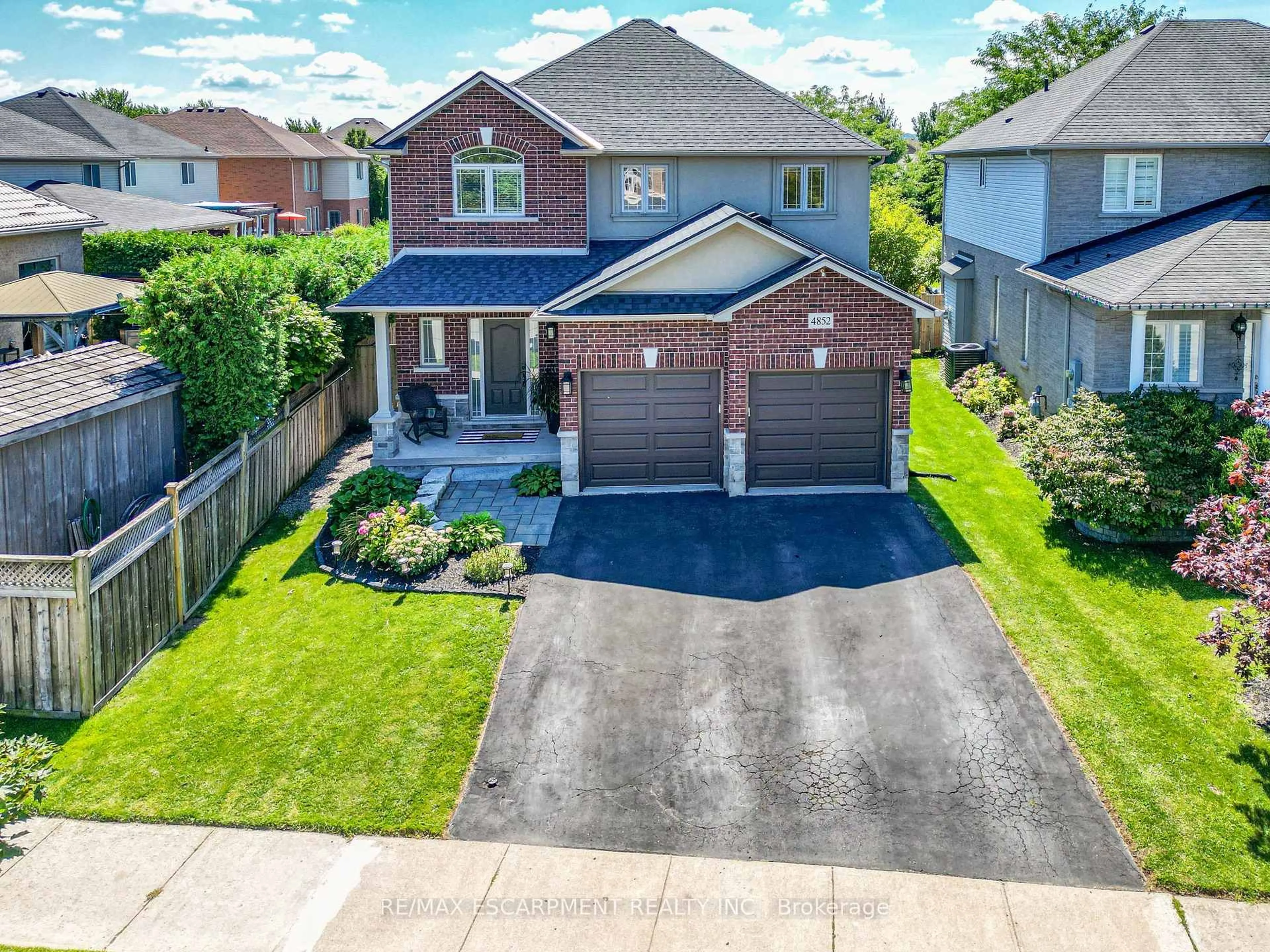 A pic from outside/outdoor area/front of a property/back of a property/a pic from drone, street for 4852 Northgate Cres, Lincoln Ontario L3J 0E8