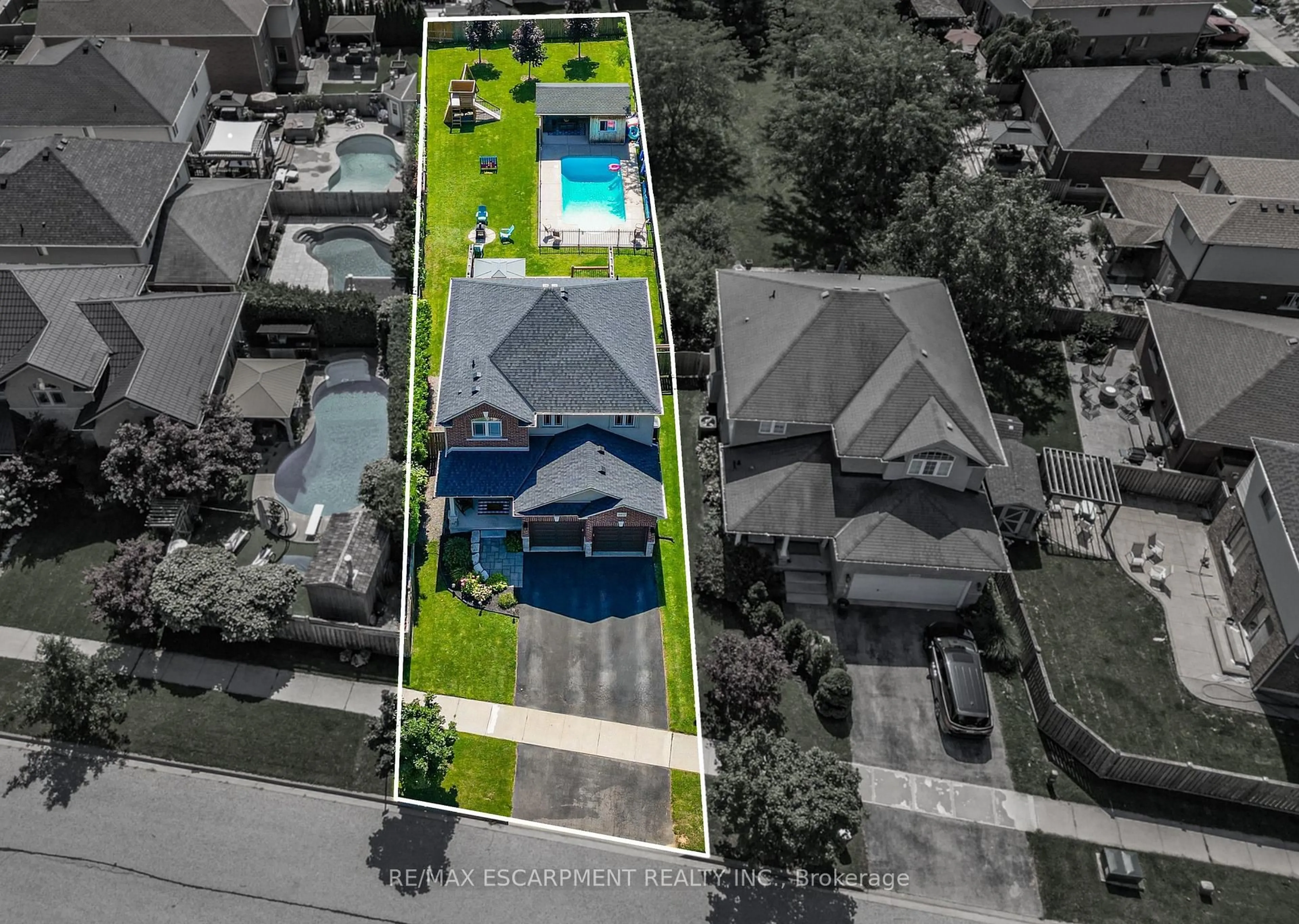 A pic from outside/outdoor area/front of a property/back of a property/a pic from drone, street for 4852 Northgate Cres, Lincoln Ontario L3J 0E8
