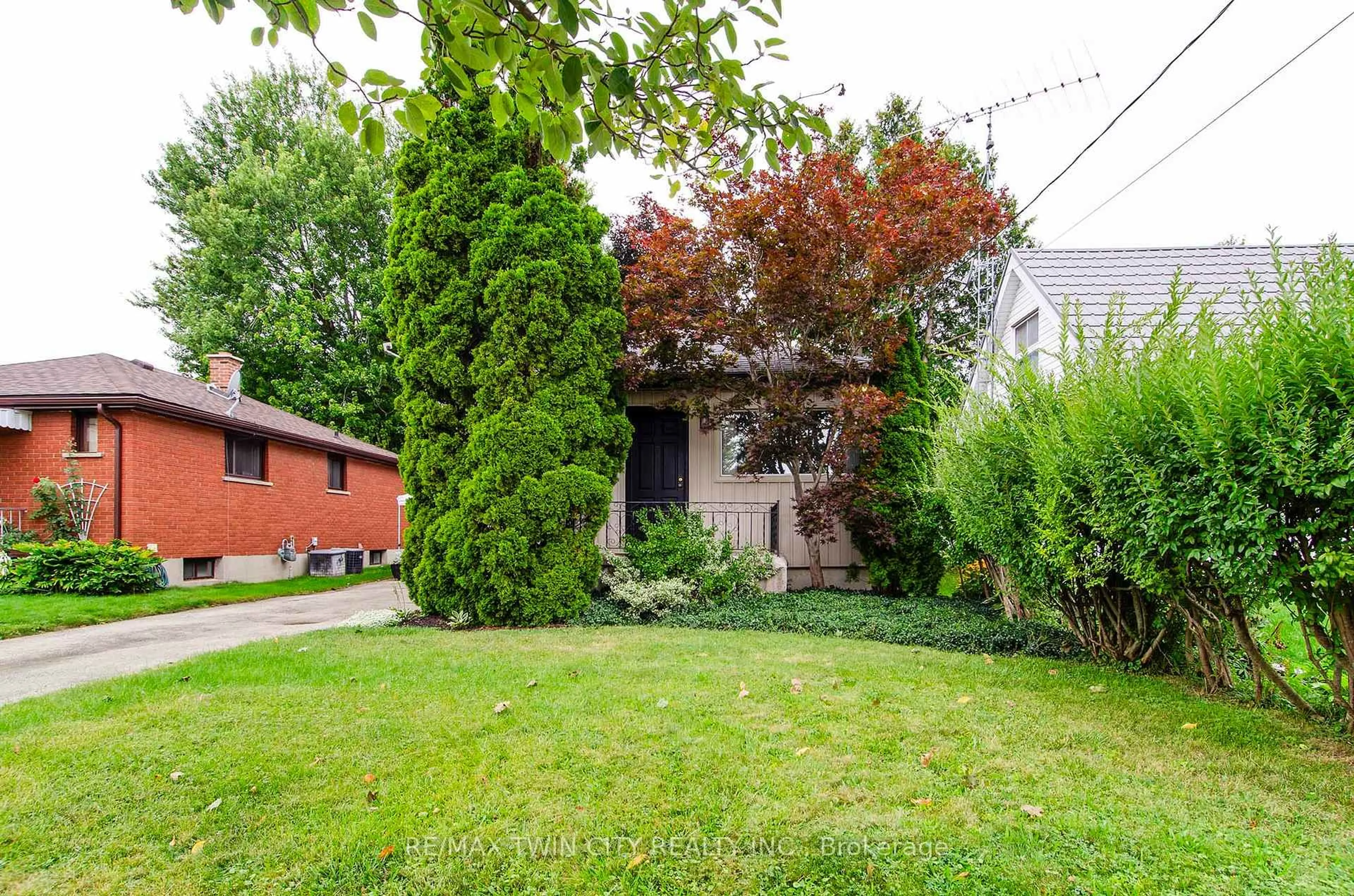 Patio, street for 20 John St, Brantford Ontario N3T 4H7