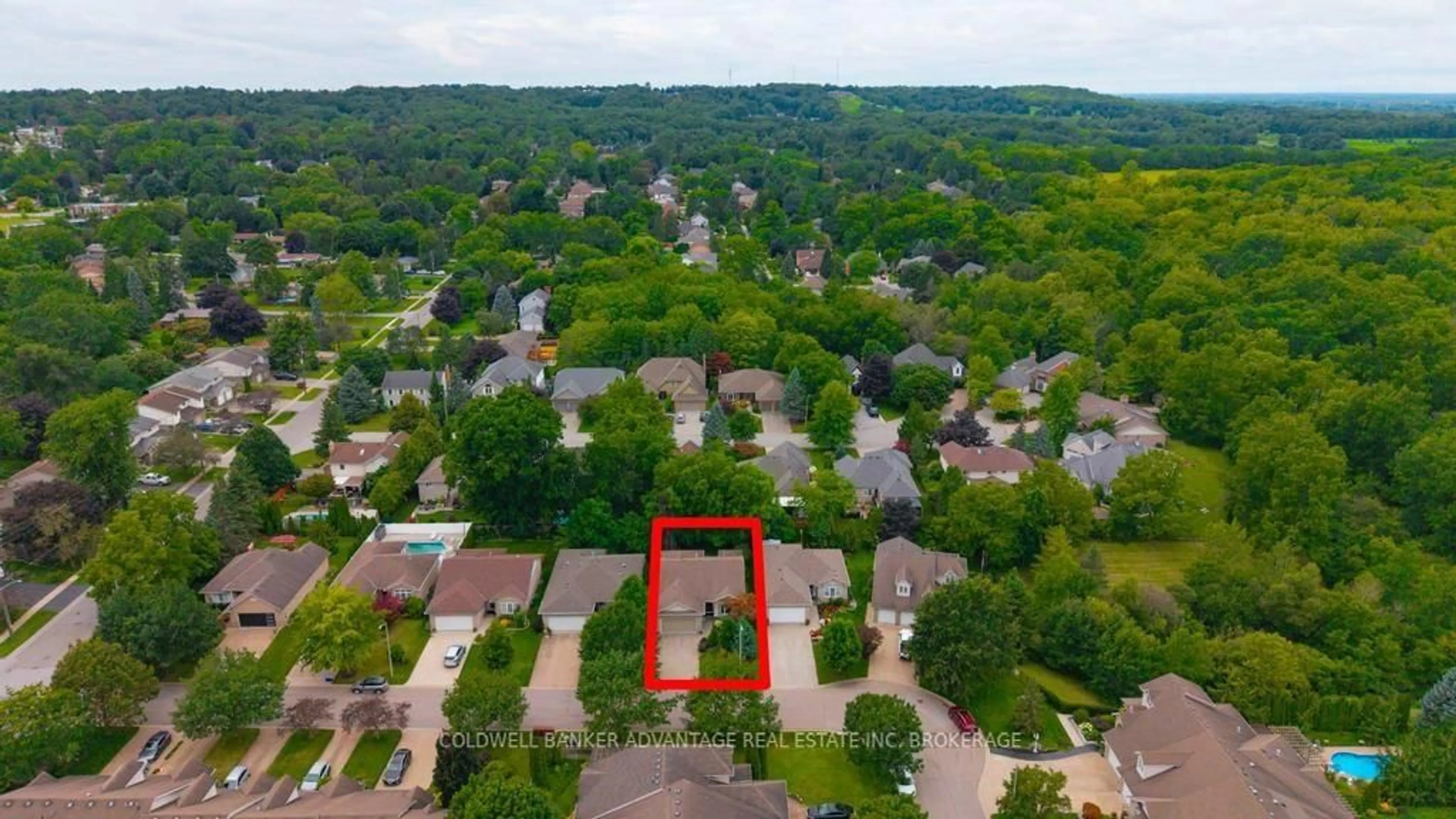 A pic from outside/outdoor area/front of a property/back of a property/a pic from drone, street for 10 Stonegate Pl, Pelham Ontario L0S 1E3