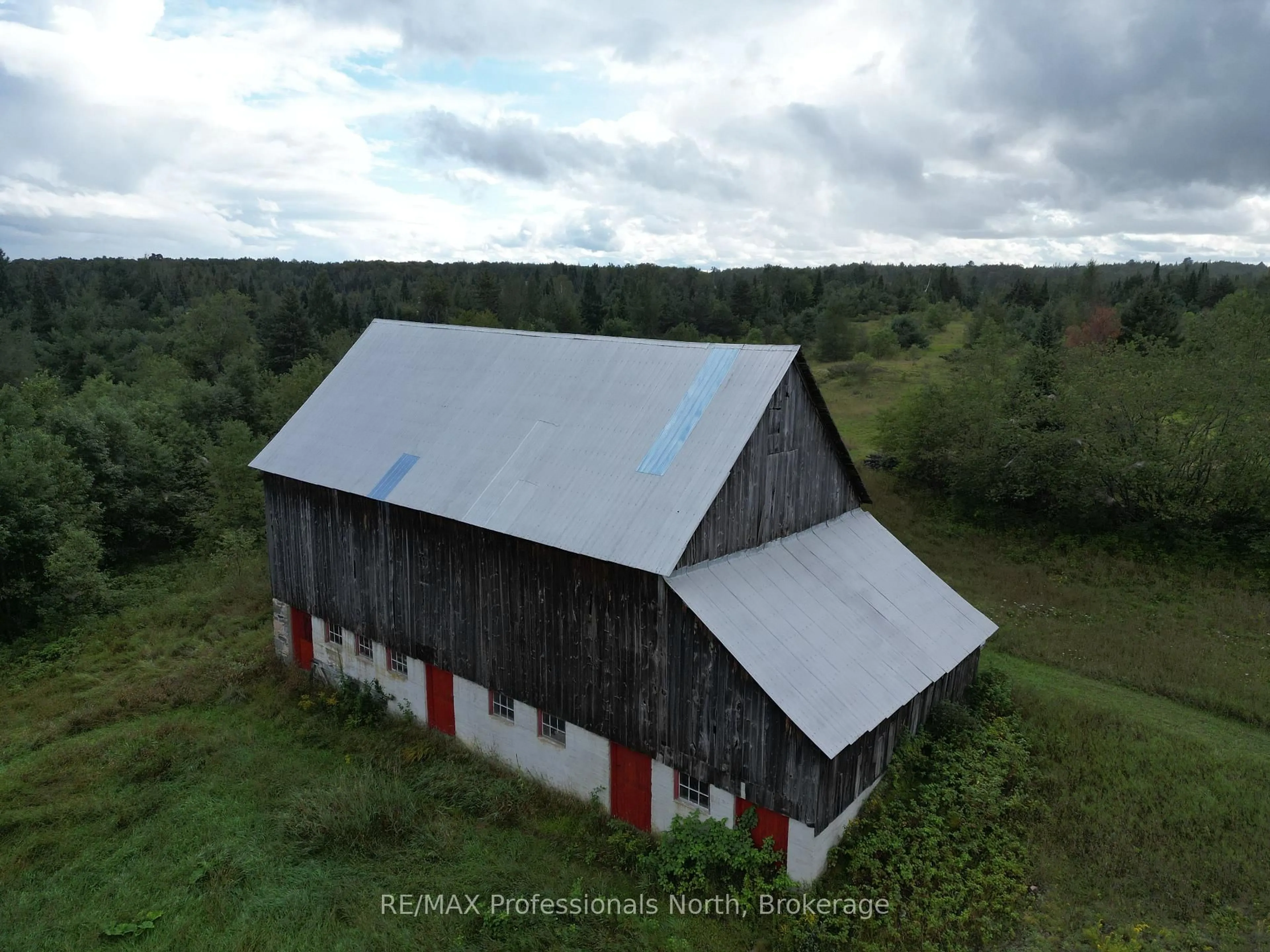 A pic from outside/outdoor area/front of a property/back of a property/a pic from drone, building for 1418 Sedgwick Rd, Minden Hills Ontario K0M 2K0