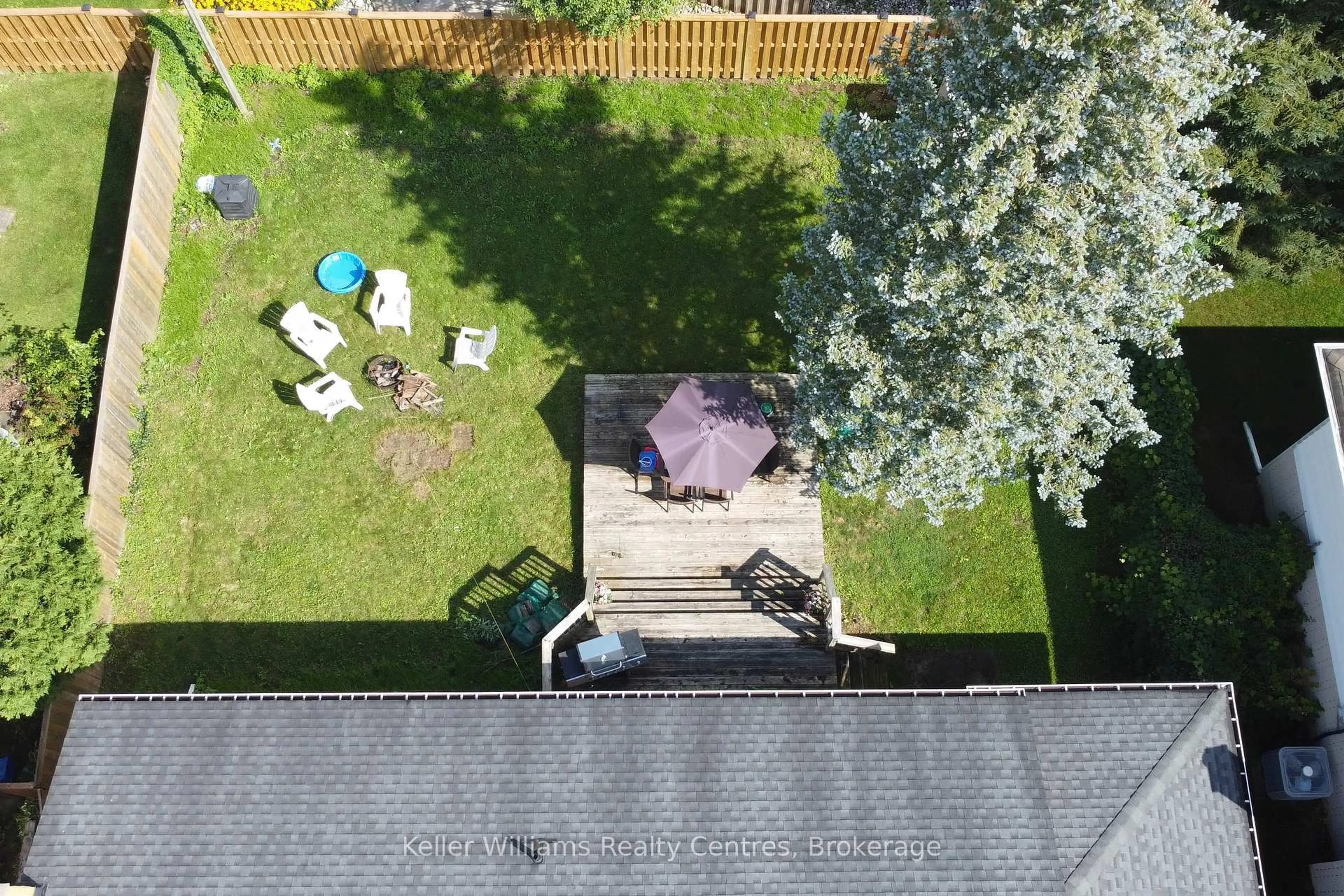 A pic from outside/outdoor area/front of a property/back of a property/a pic from drone, unknown for 72 3rd St, Hanover Ontario N4N 3H9