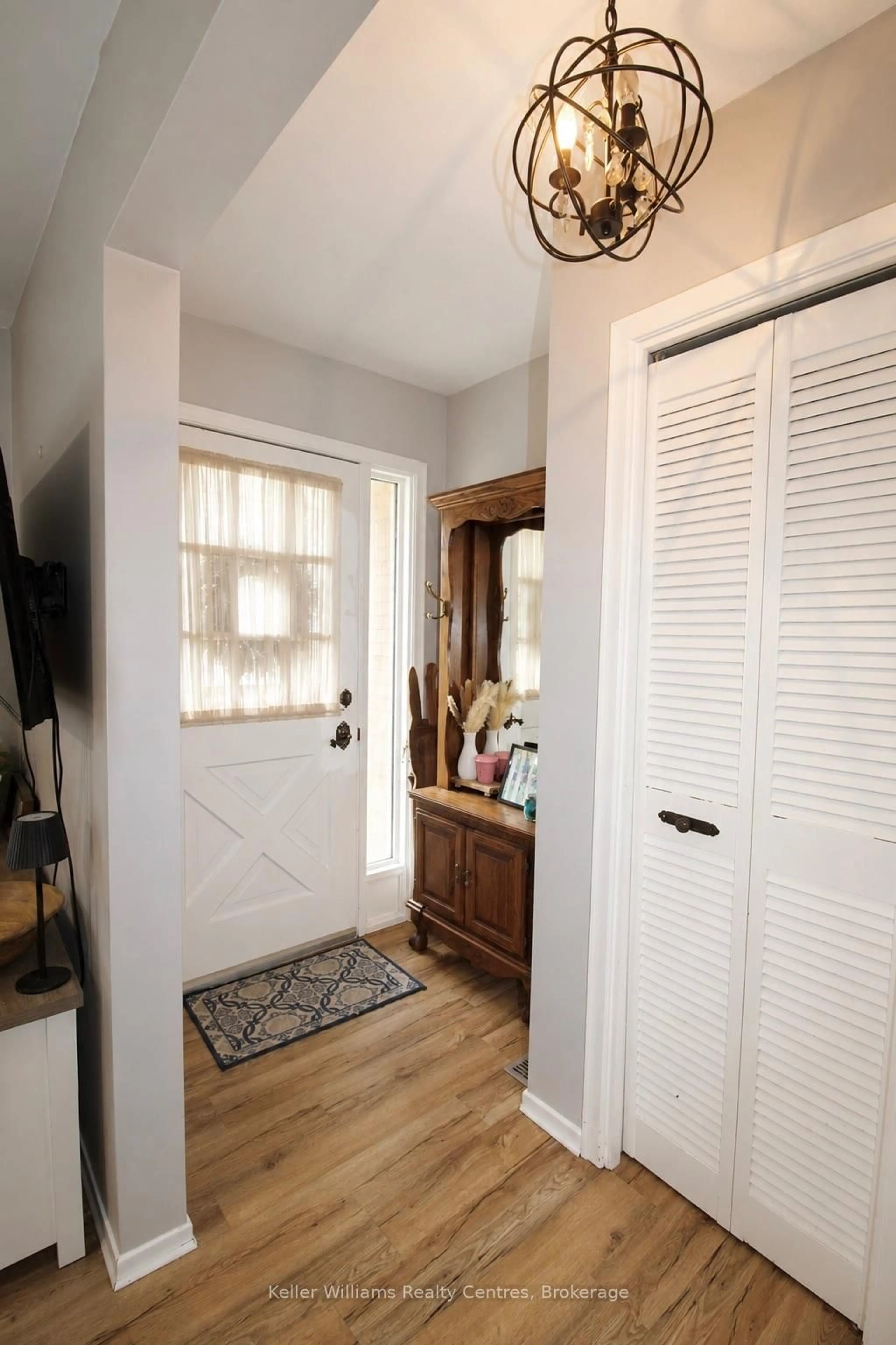 Indoor entryway for 72 3rd St, Hanover Ontario N4N 3H9