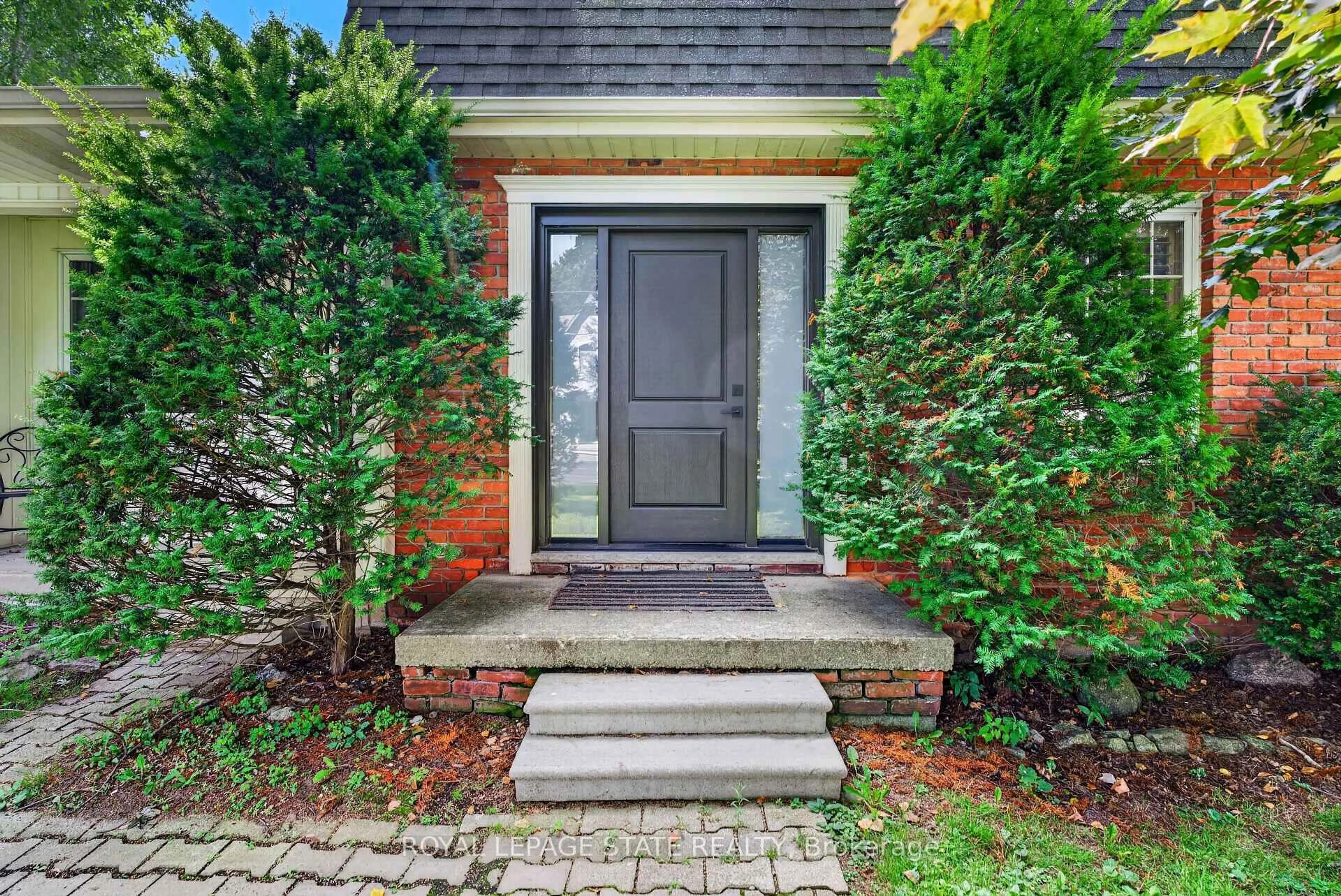 Indoor entryway for 166 Orchard Dr, Hamilton Ontario L9G 1Z9
