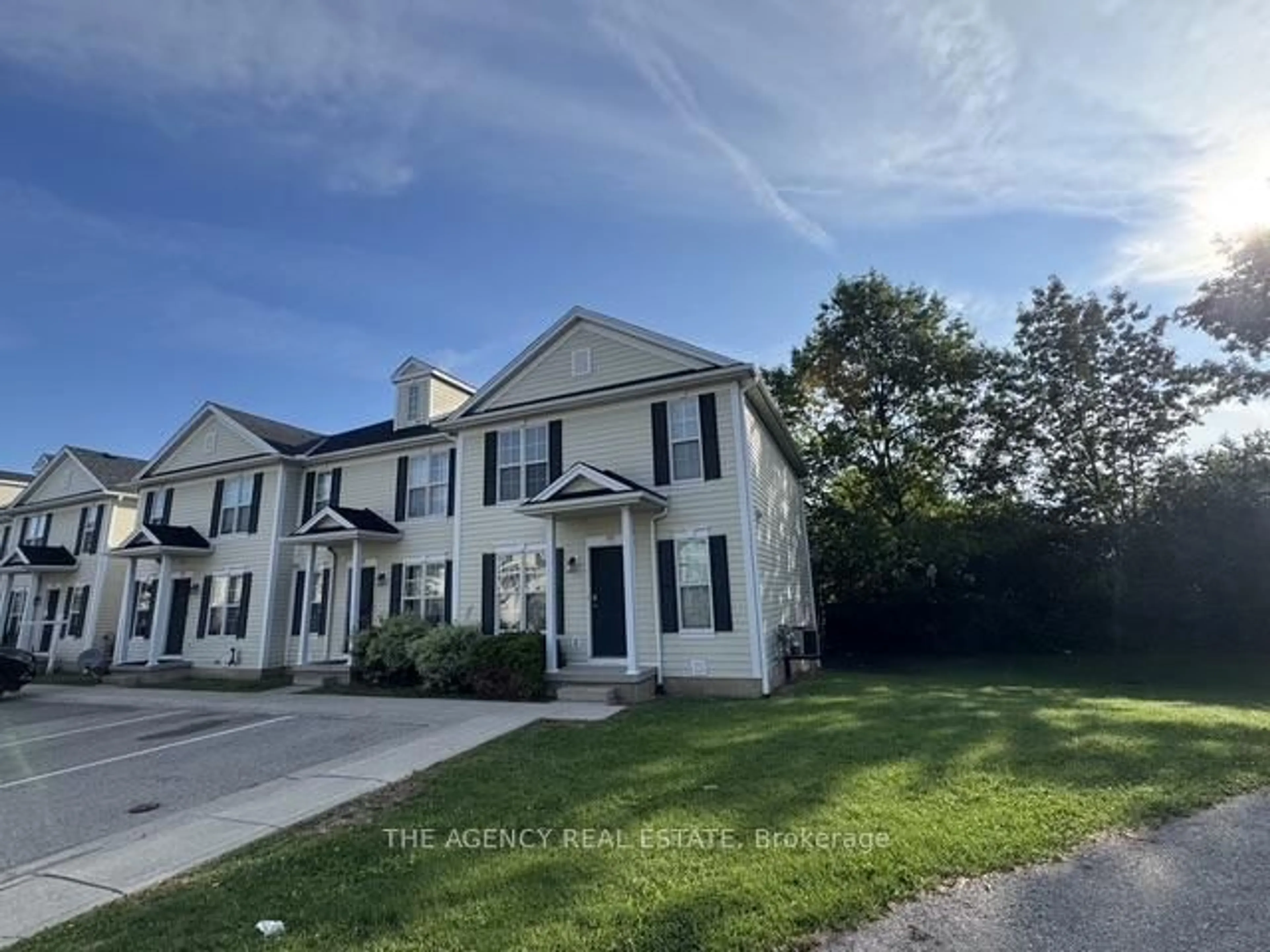 A pic from outside/outdoor area/front of a property/back of a property/a pic from drone, street for 600 Sarnia Rd #29, London North Ontario N6G 5M5