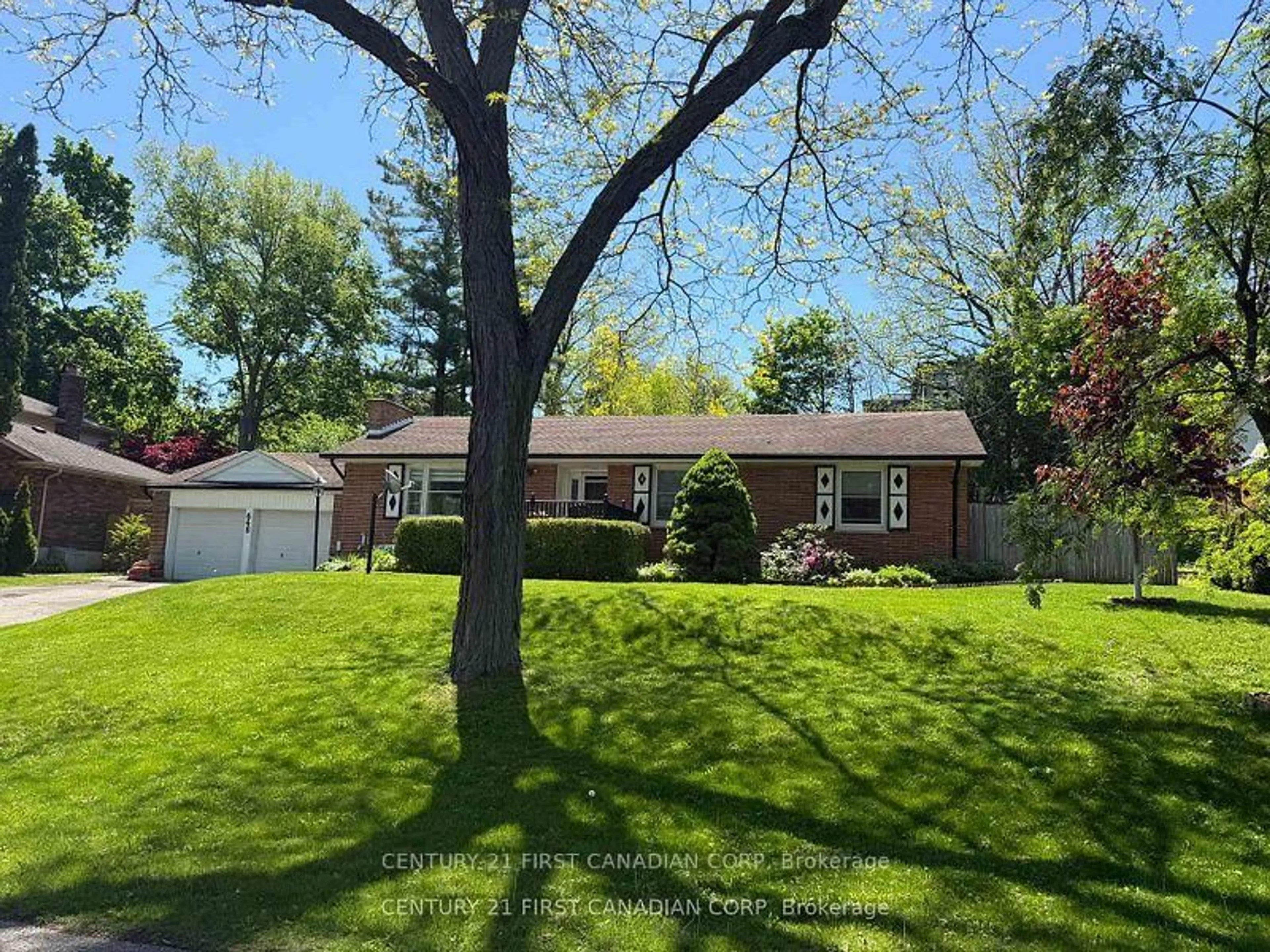 A pic from outside/outdoor area/front of a property/back of a property/a pic from drone, street for 648 Westwood Dr, London South Ontario N6K 1A7