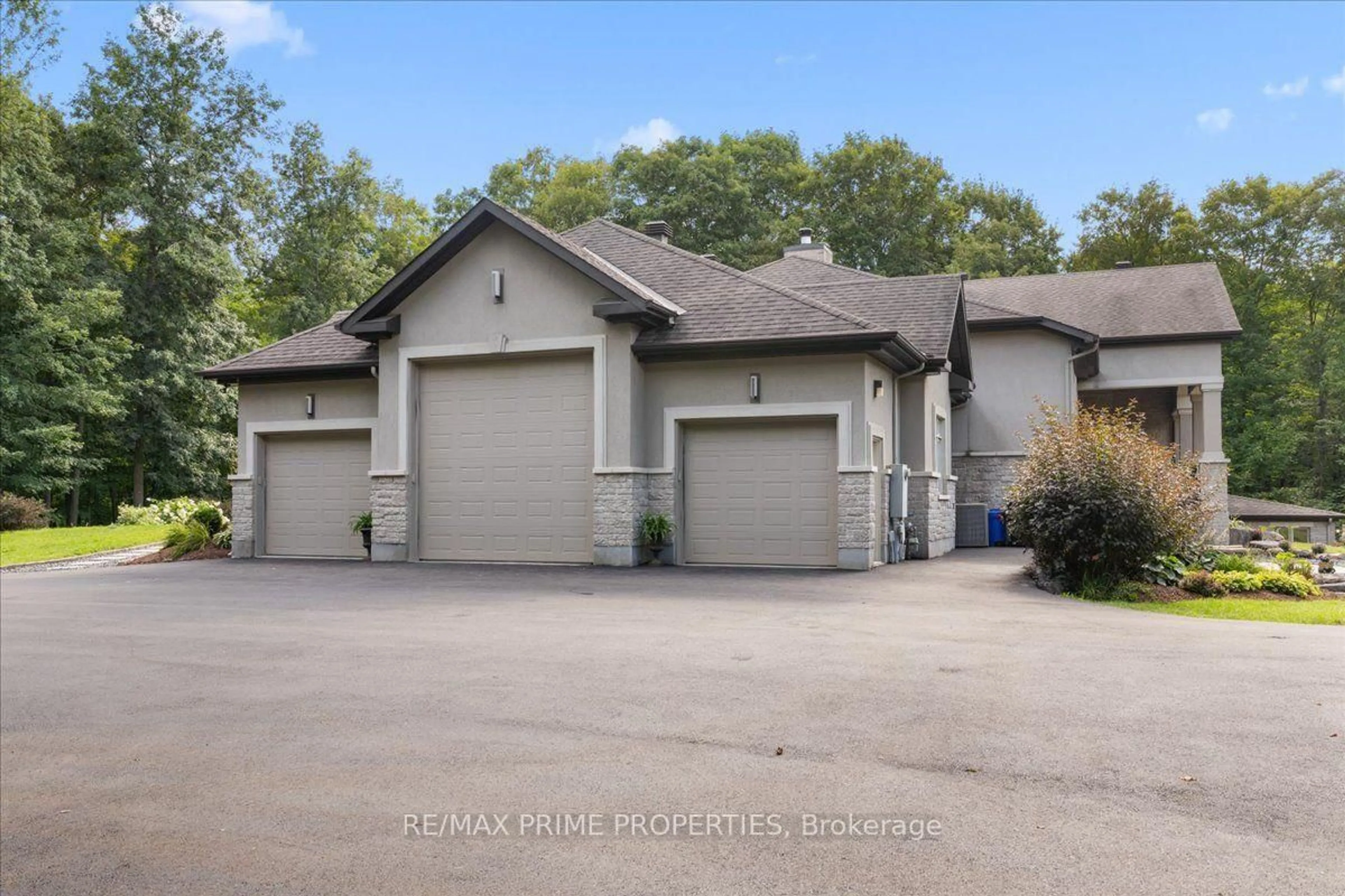 Indoor garage for 1161 Du Gouverneur Dr, Ottawa Ontario K4C 1E2