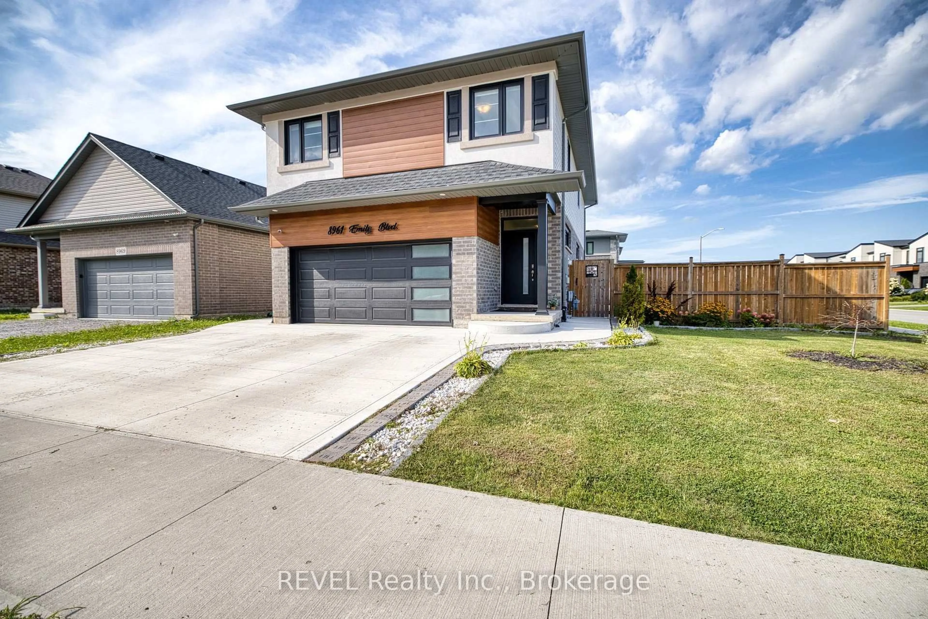 Home with brick exterior material, street for 8961 Emily Blvd, Niagara Falls Ontario L2H 3T1
