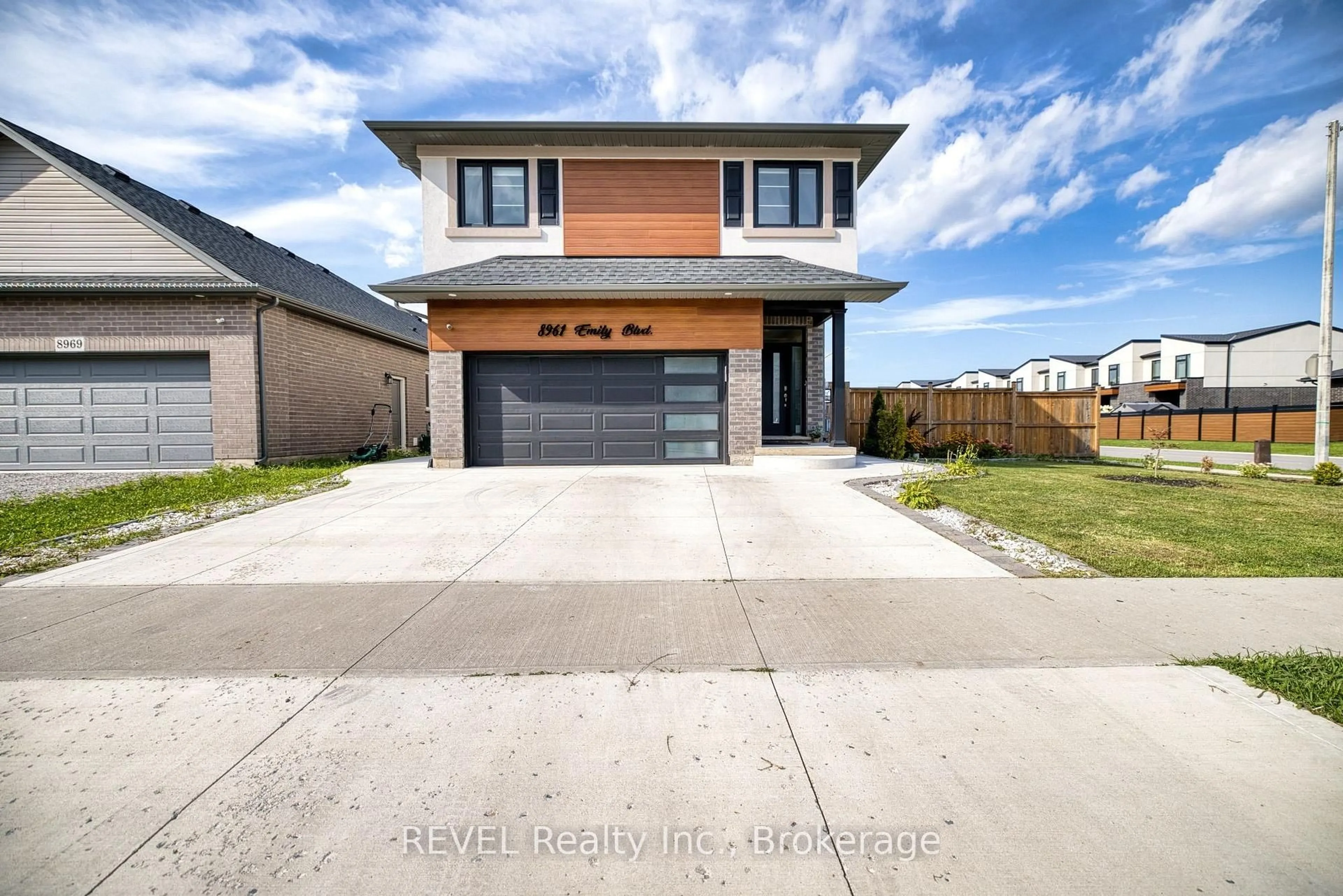 Home with brick exterior material, street for 8961 Emily Blvd, Niagara Falls Ontario L2H 3T1