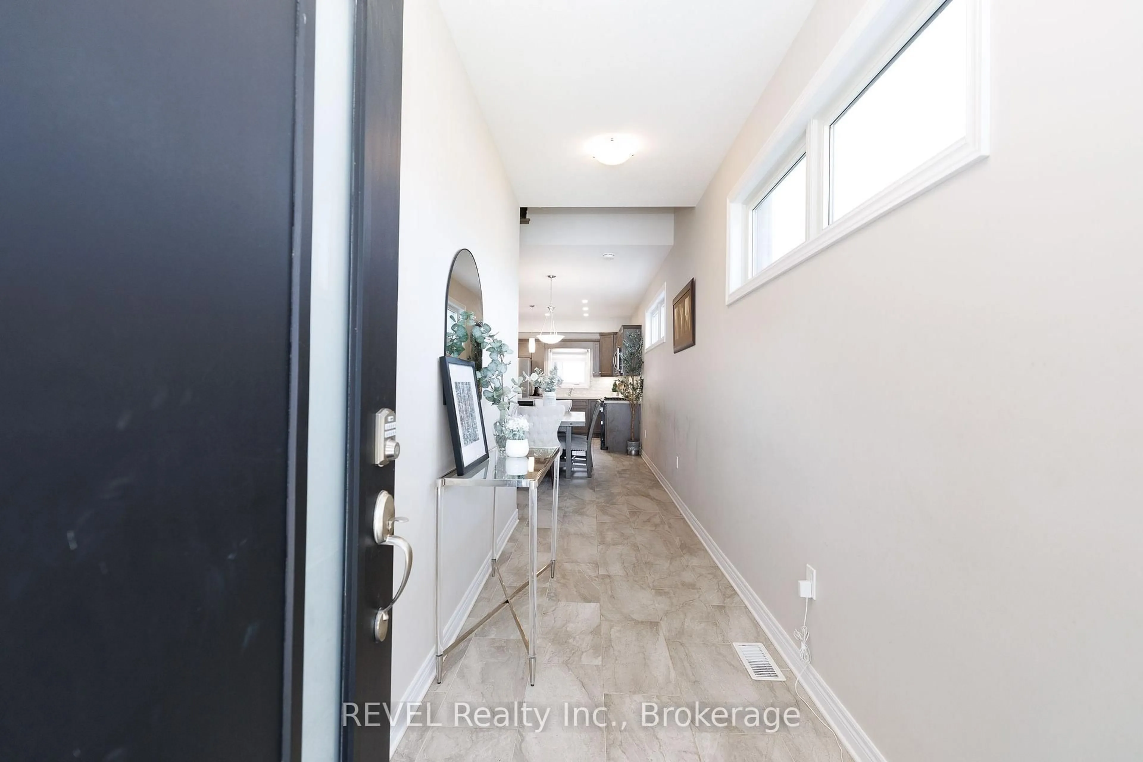 Indoor entryway for 8961 Emily Blvd, Niagara Falls Ontario L2H 3T1