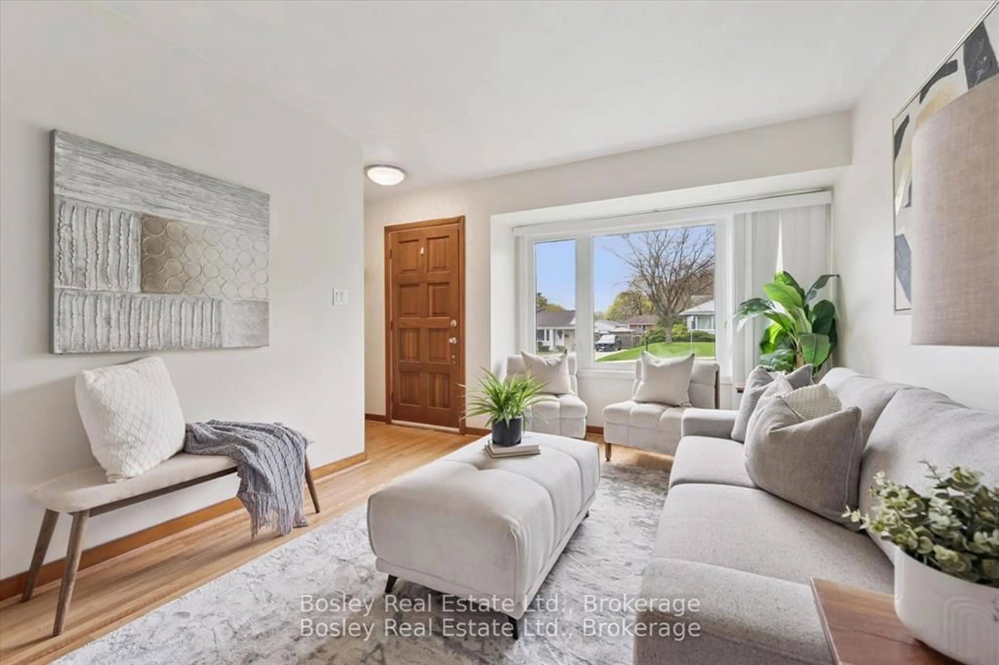 Living room with furniture, unknown for 8 Gordon St, Cambridge Ontario N1S 2G4