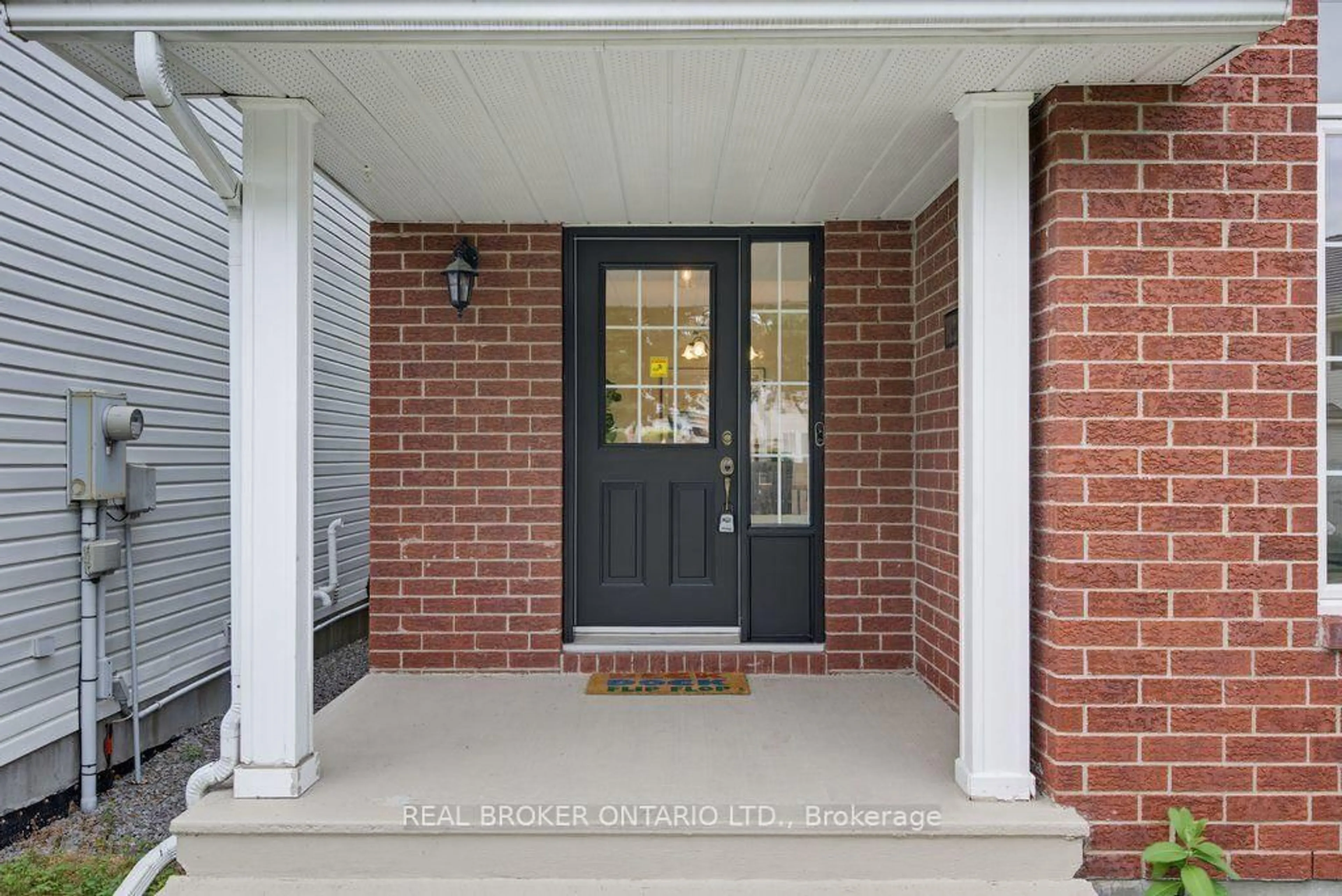 Indoor entryway for 2000 Oakbrook Circ, Ottawa Ontario K1W 1H4