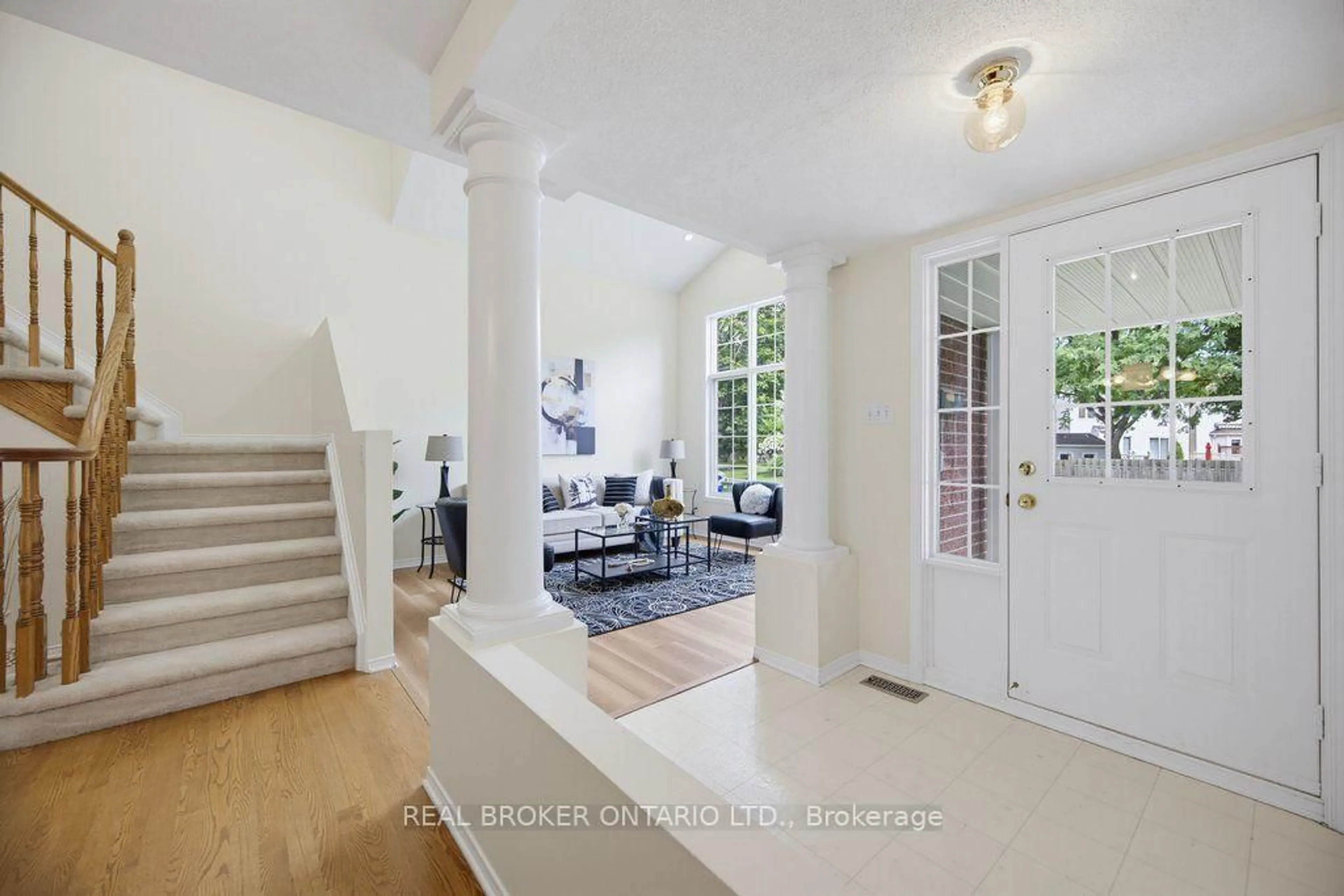 Indoor entryway for 2000 Oakbrook Circ, Ottawa Ontario K1W 1H4