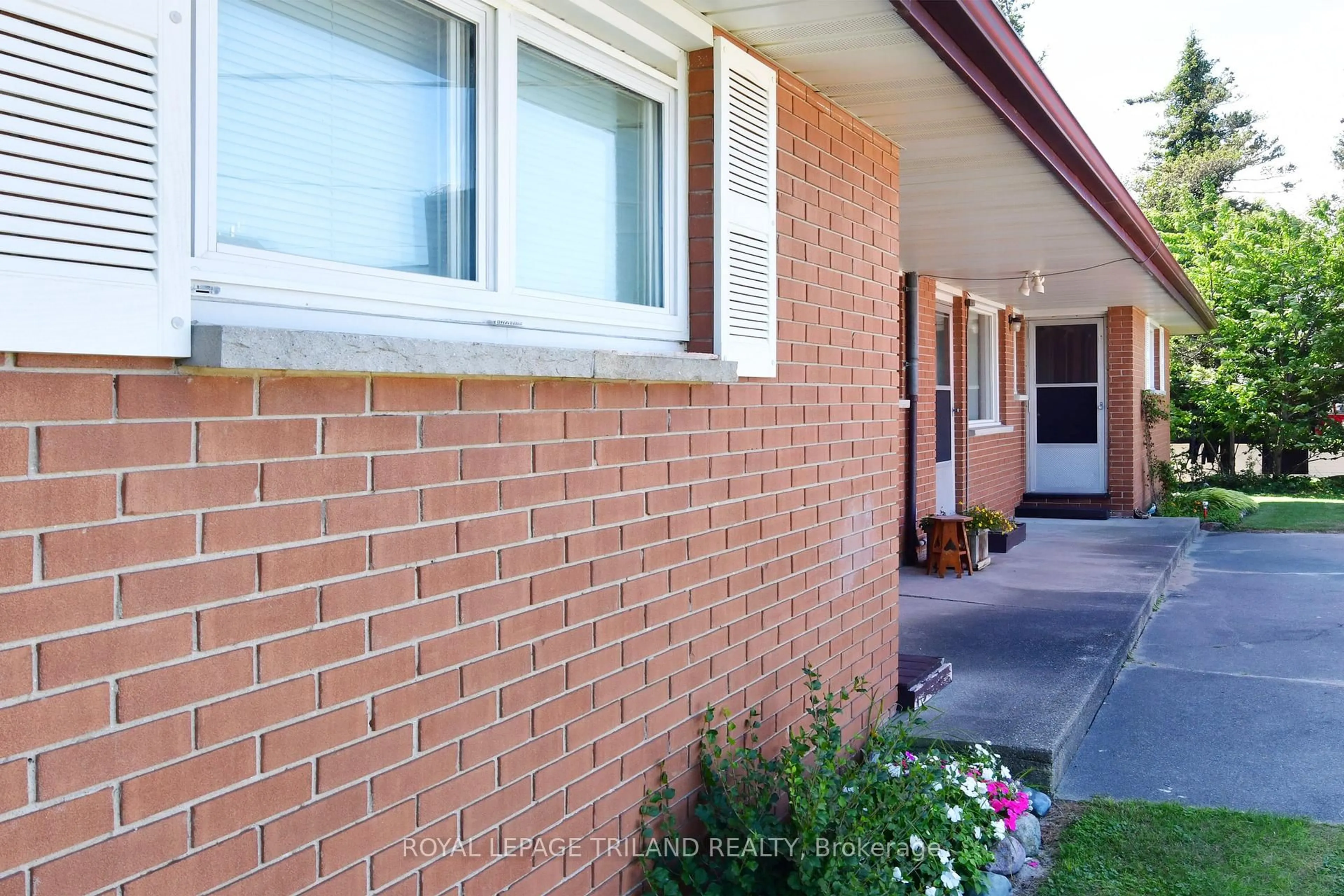 Home with brick exterior material, building for 27 Hill St, Lambton Shores Ontario N0M 1T0