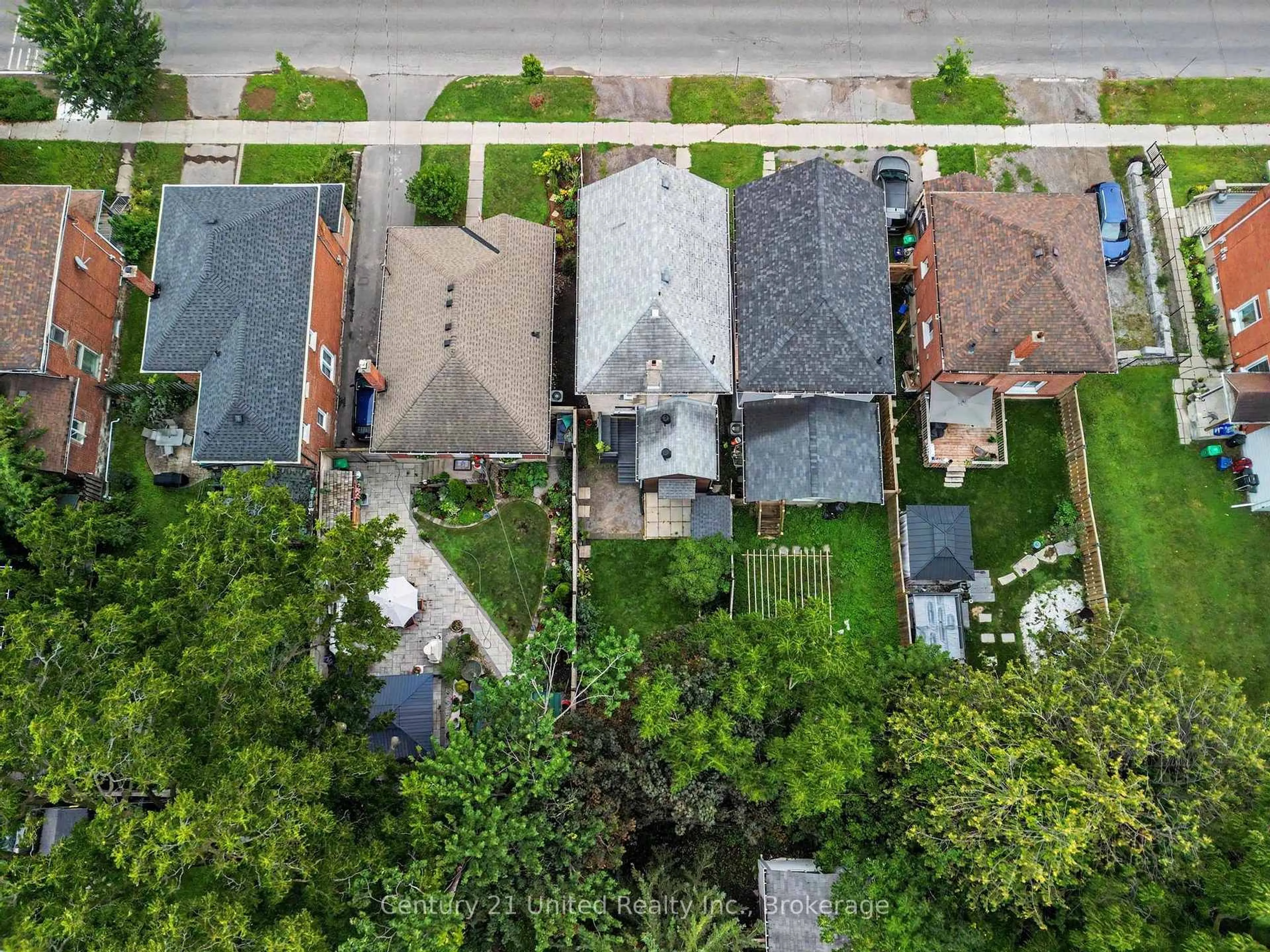 A pic from outside/outdoor area/front of a property/back of a property/a pic from drone, street for 554 Sherbrooke St, Peterborough Ontario K9J 2P5
