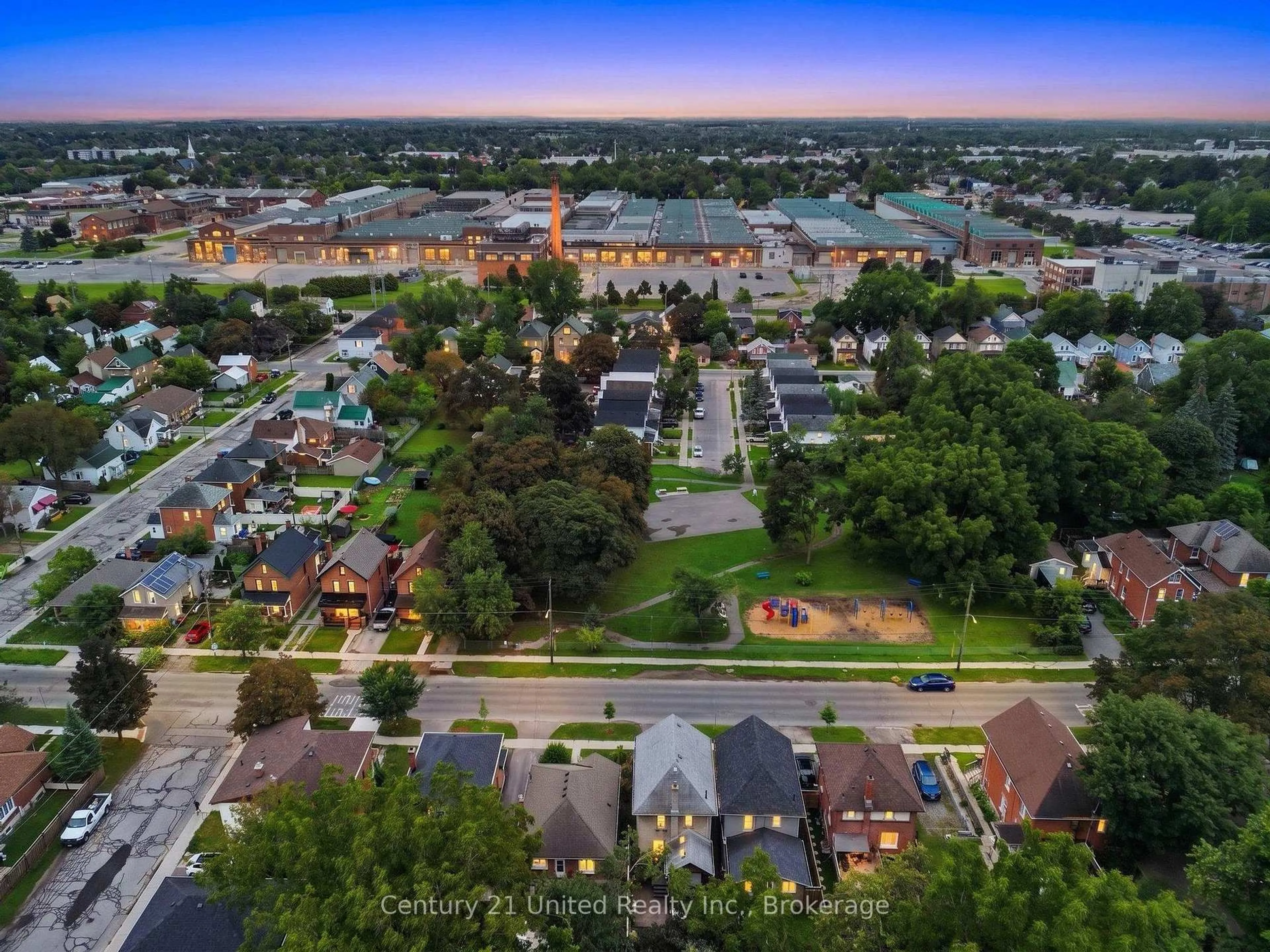 A pic from outside/outdoor area/front of a property/back of a property/a pic from drone, city buildings view from balcony for 554 Sherbrooke St, Peterborough Ontario K9J 2P5