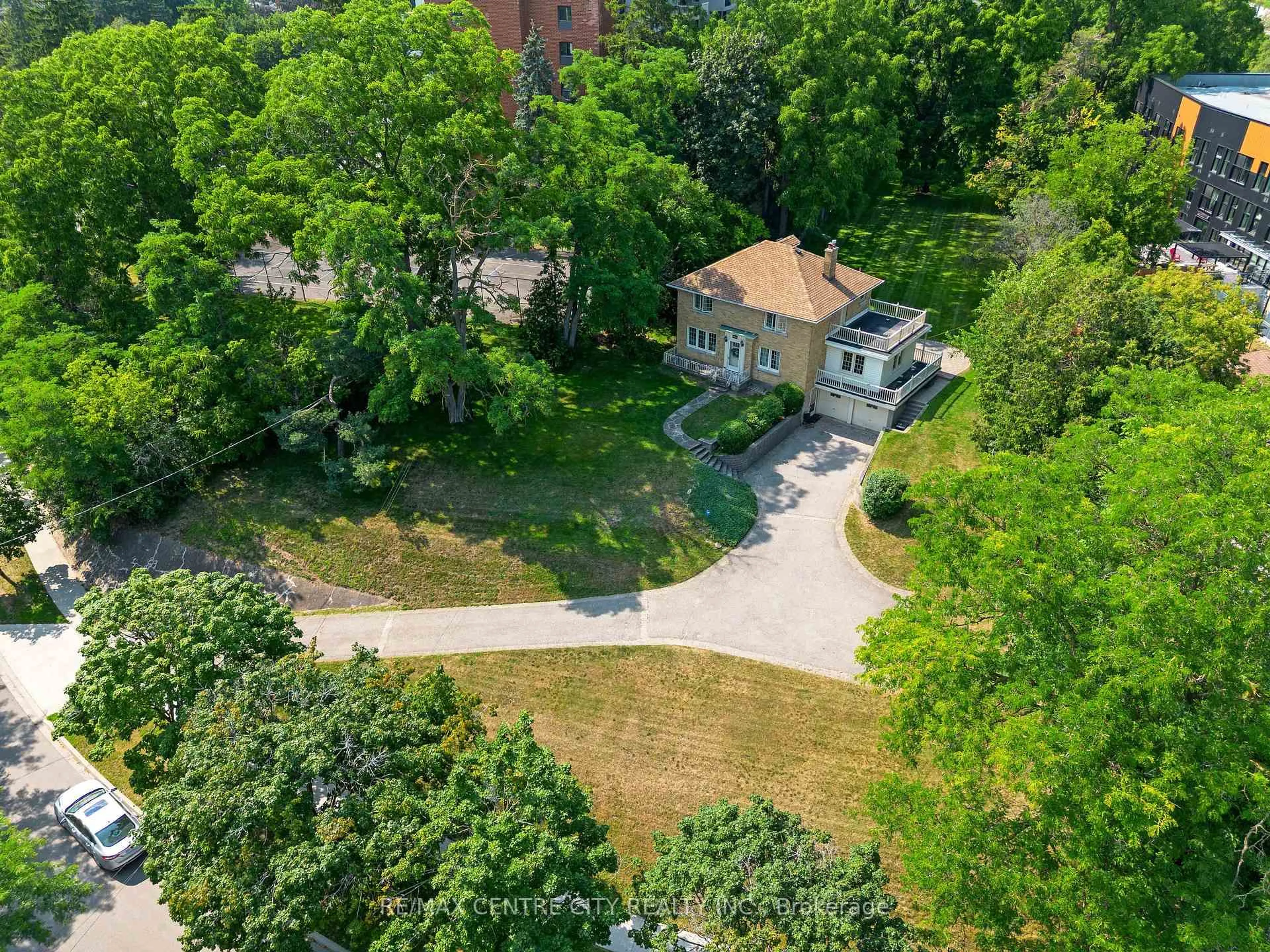A pic from outside/outdoor area/front of a property/back of a property/a pic from drone, street for 272 Sheldon Ave, Kitchener Ontario N2A 1G7