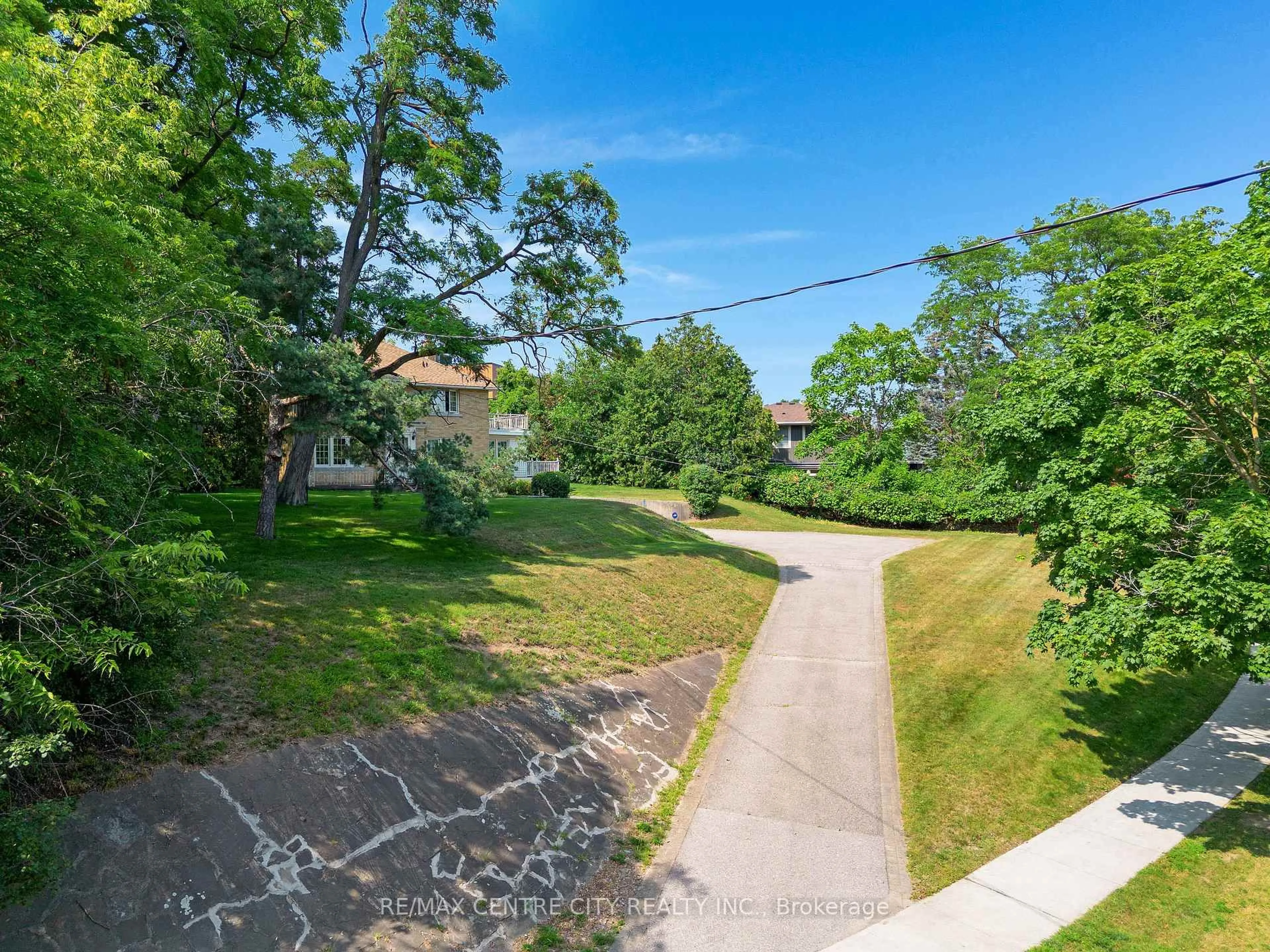 A pic from outside/outdoor area/front of a property/back of a property/a pic from drone, street for 272 Sheldon Ave, Kitchener Ontario N2A 1G7