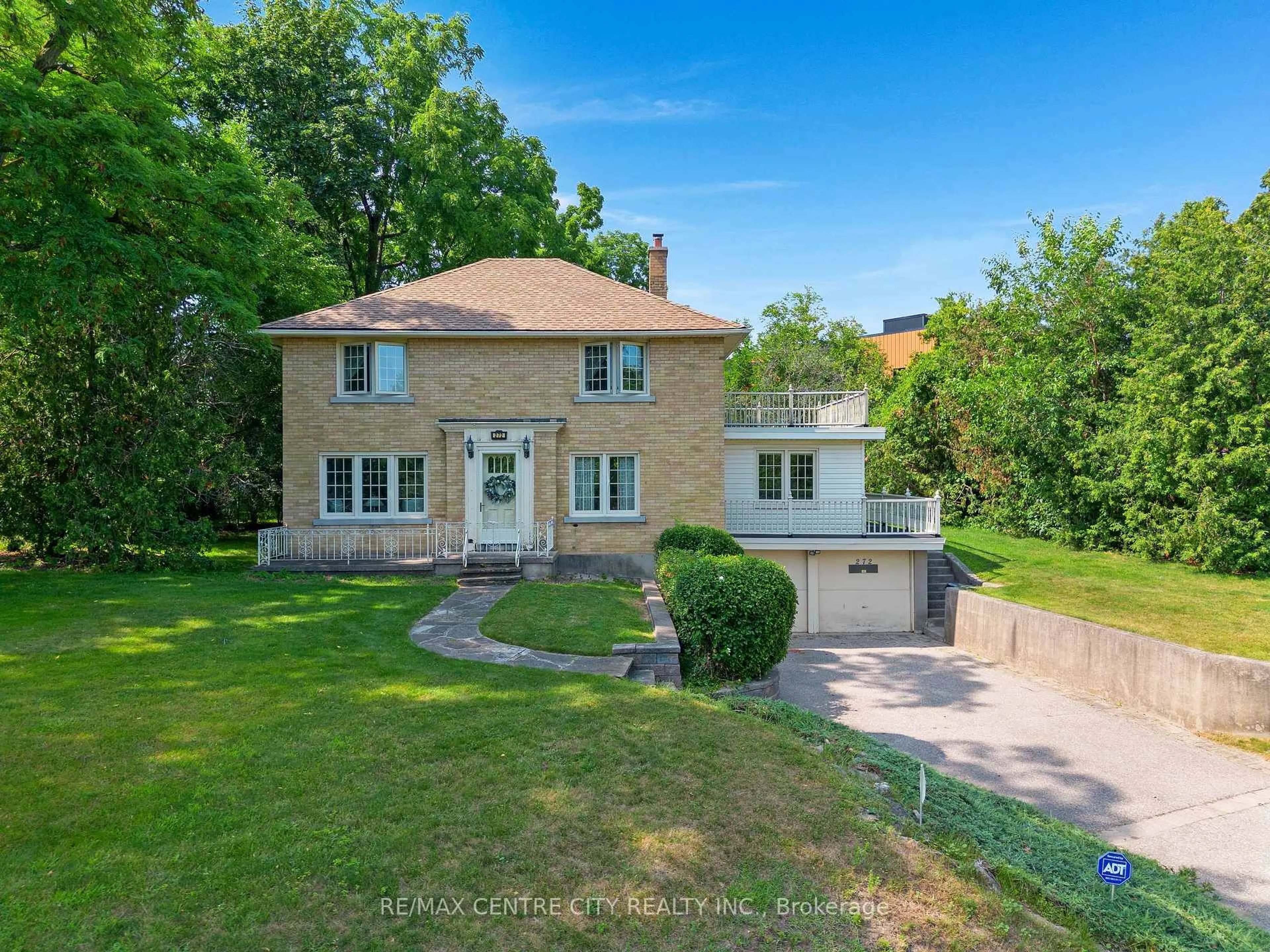 A pic from outside/outdoor area/front of a property/back of a property/a pic from drone, street for 272 Sheldon Ave, Kitchener Ontario N2A 1G7