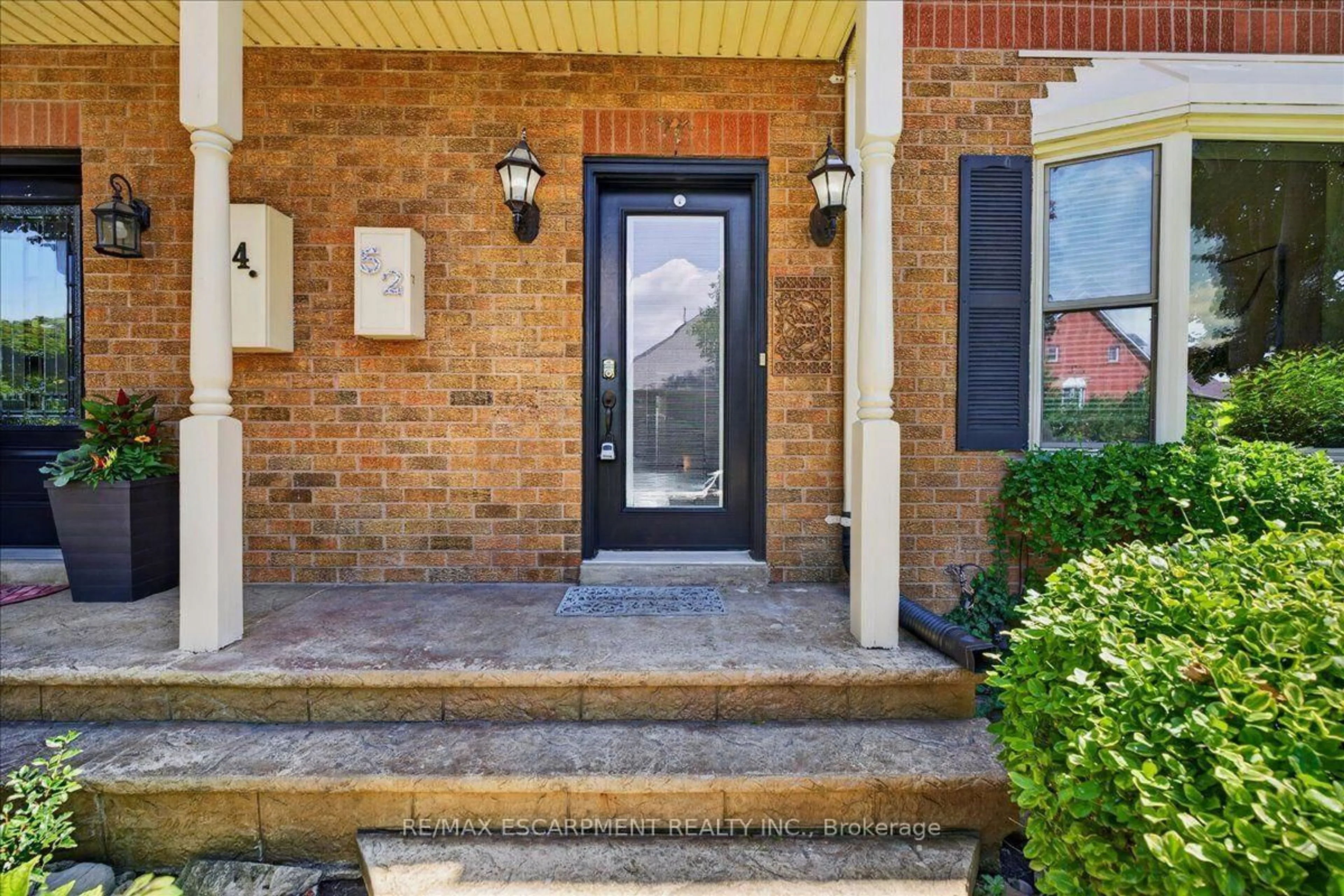 Indoor entryway for 52 Sunvale Pl, Hamilton Ontario L8E 4Z7