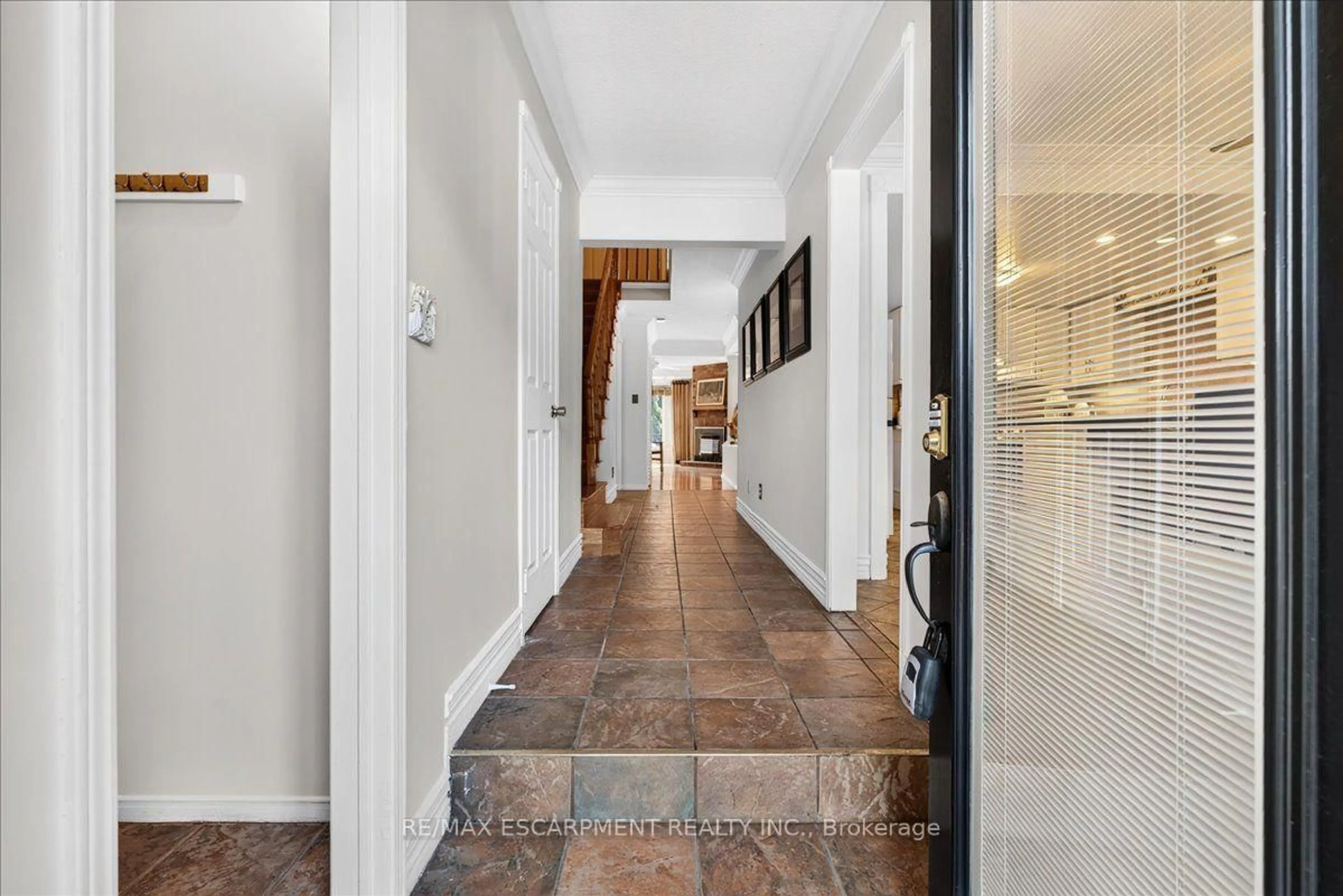 Indoor foyer for 52 Sunvale Pl, Hamilton Ontario L8E 4Z7