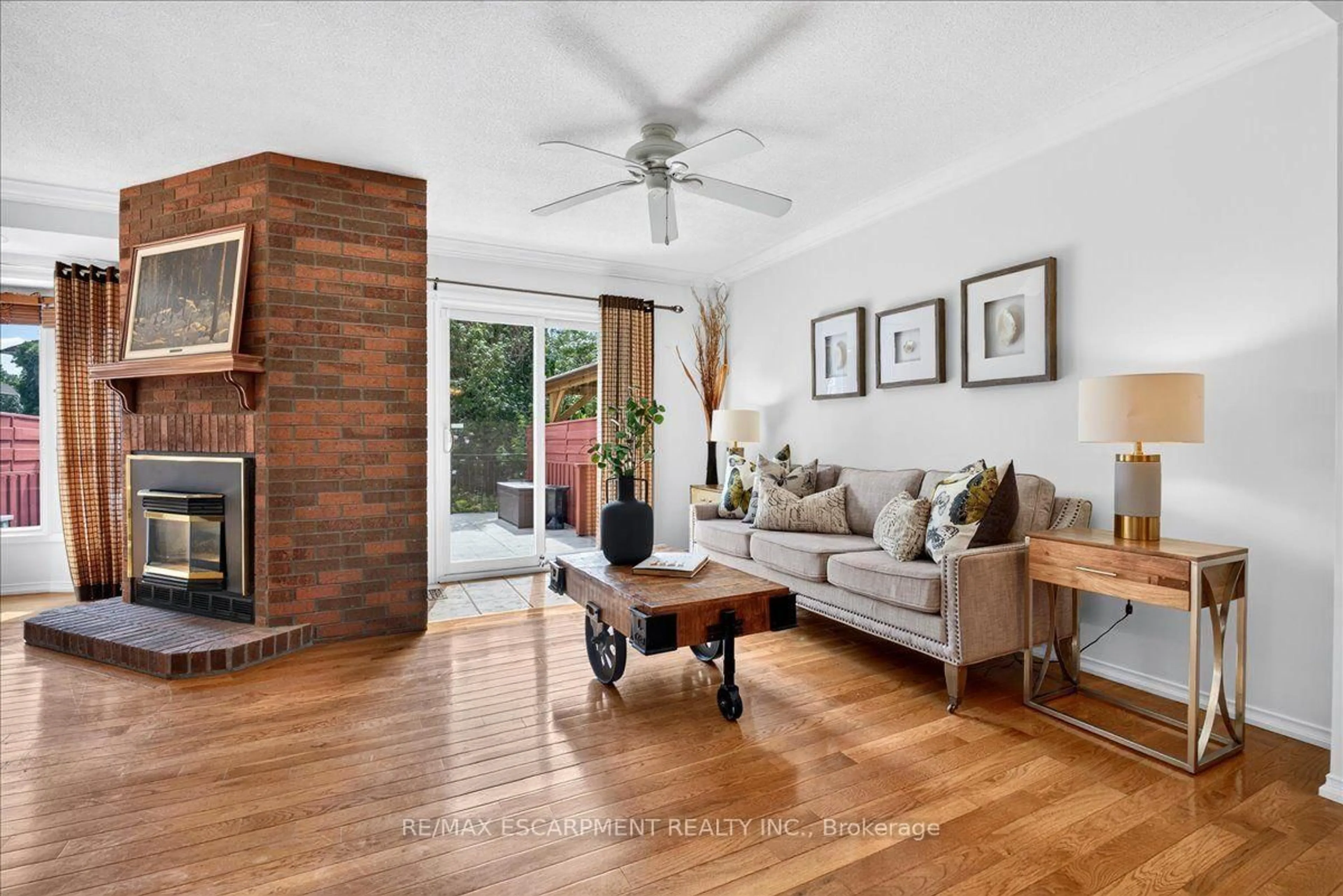 Living room with furniture, unknown for 52 Sunvale Pl, Hamilton Ontario L8E 4Z7