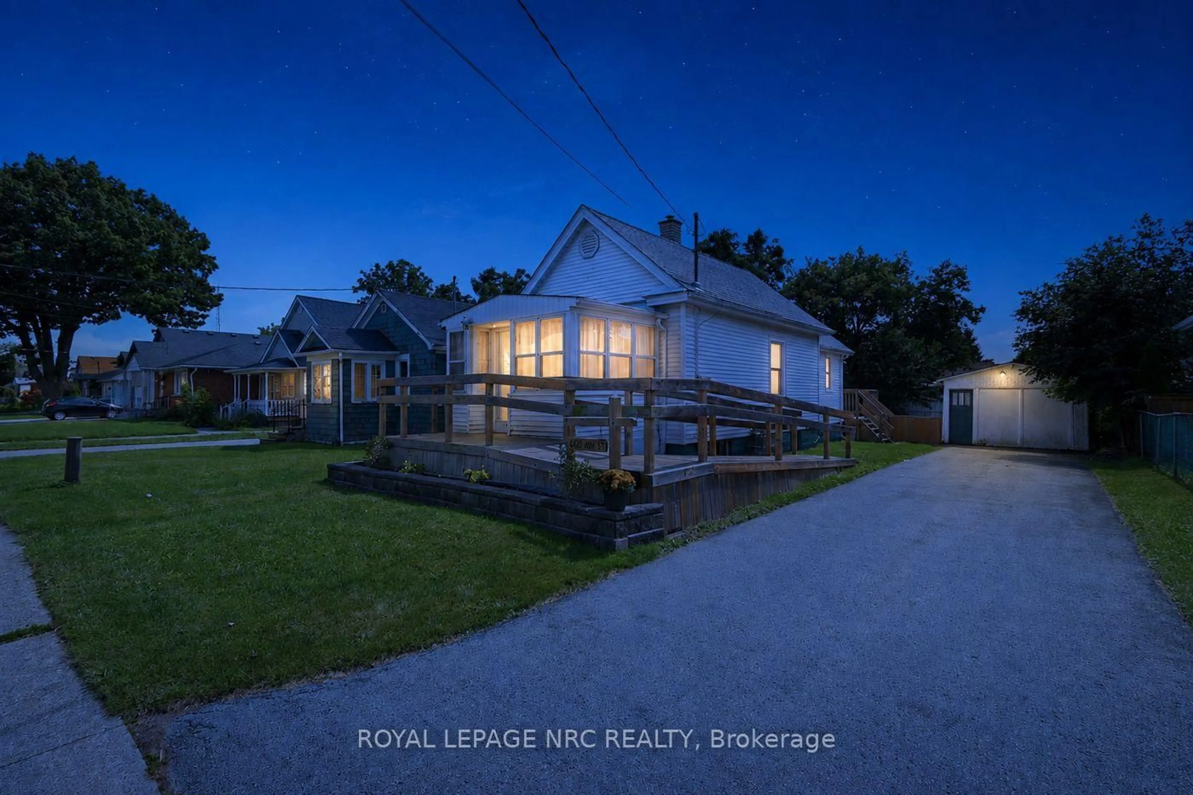 A pic from outside/outdoor area/front of a property/back of a property/a pic from drone, street for 6422 Ash St, Niagara Falls Ontario L2G 2H5
