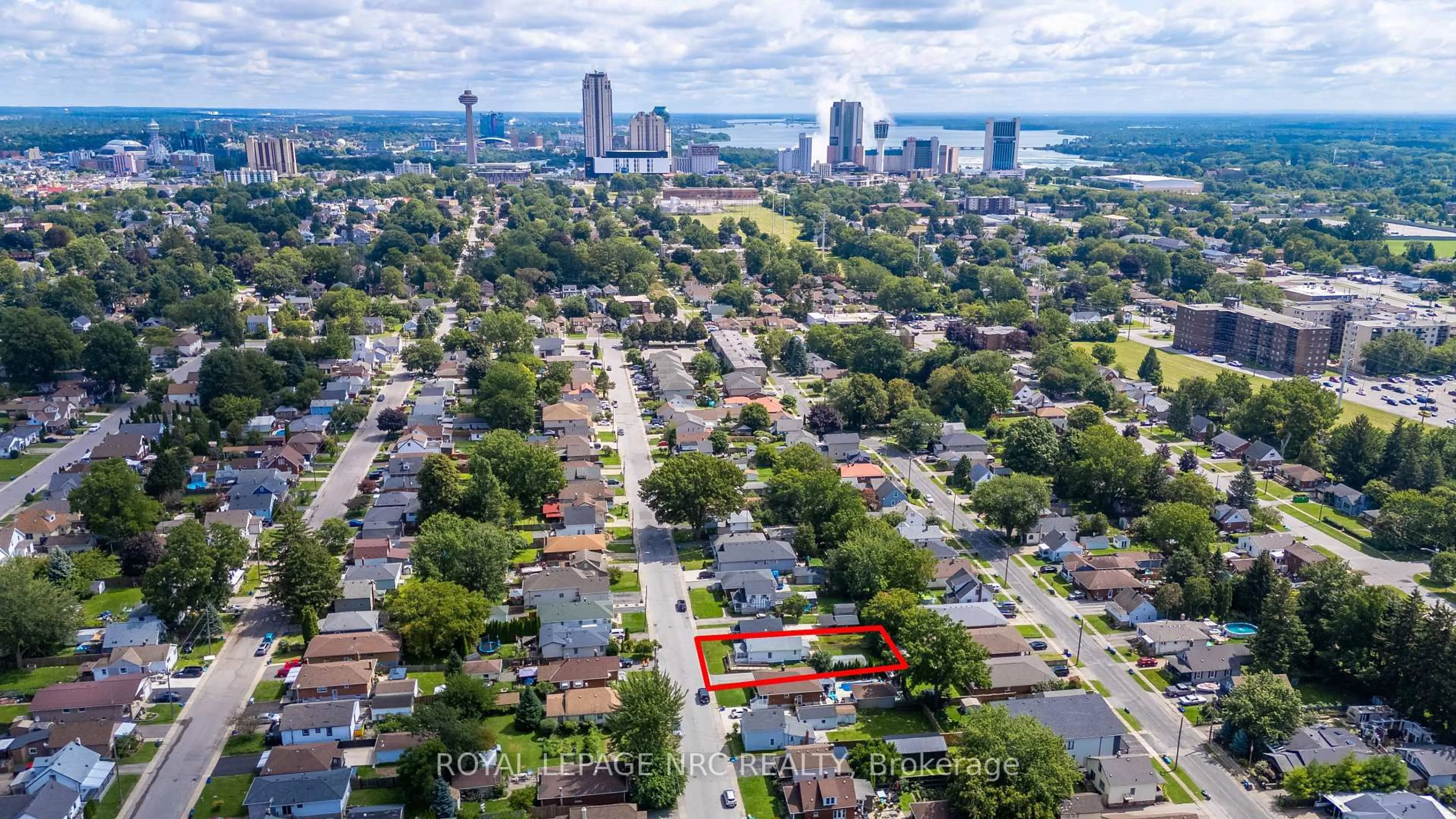 A pic from outside/outdoor area/front of a property/back of a property/a pic from drone, city buildings view from balcony for 6422 Ash St, Niagara Falls Ontario L2G 2H5