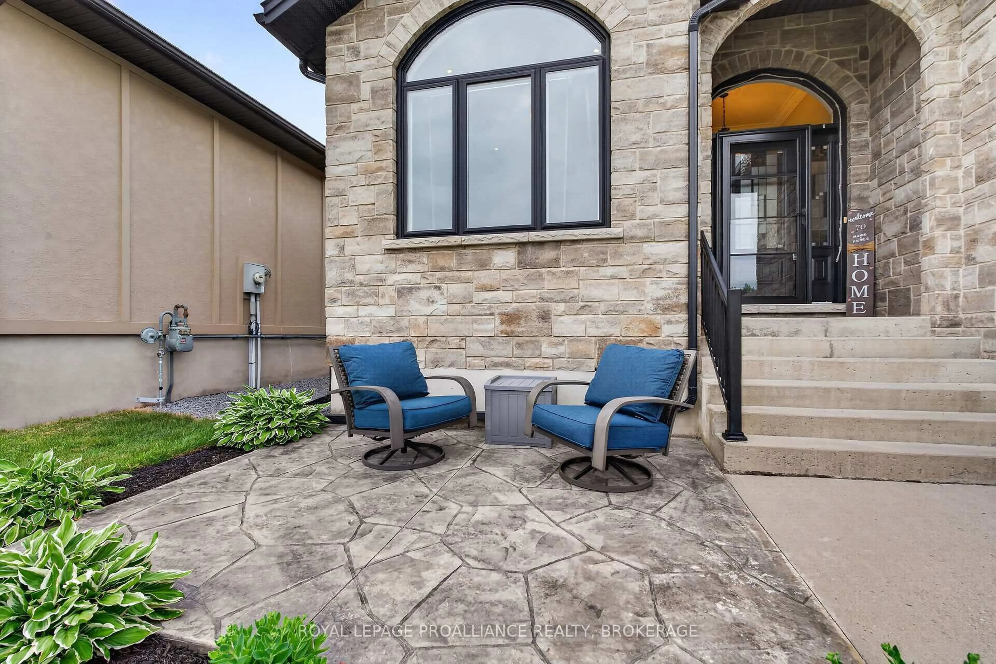 Patio, street for 142 Gildersleeve Blvd, Bath Ontario K0H 1G0