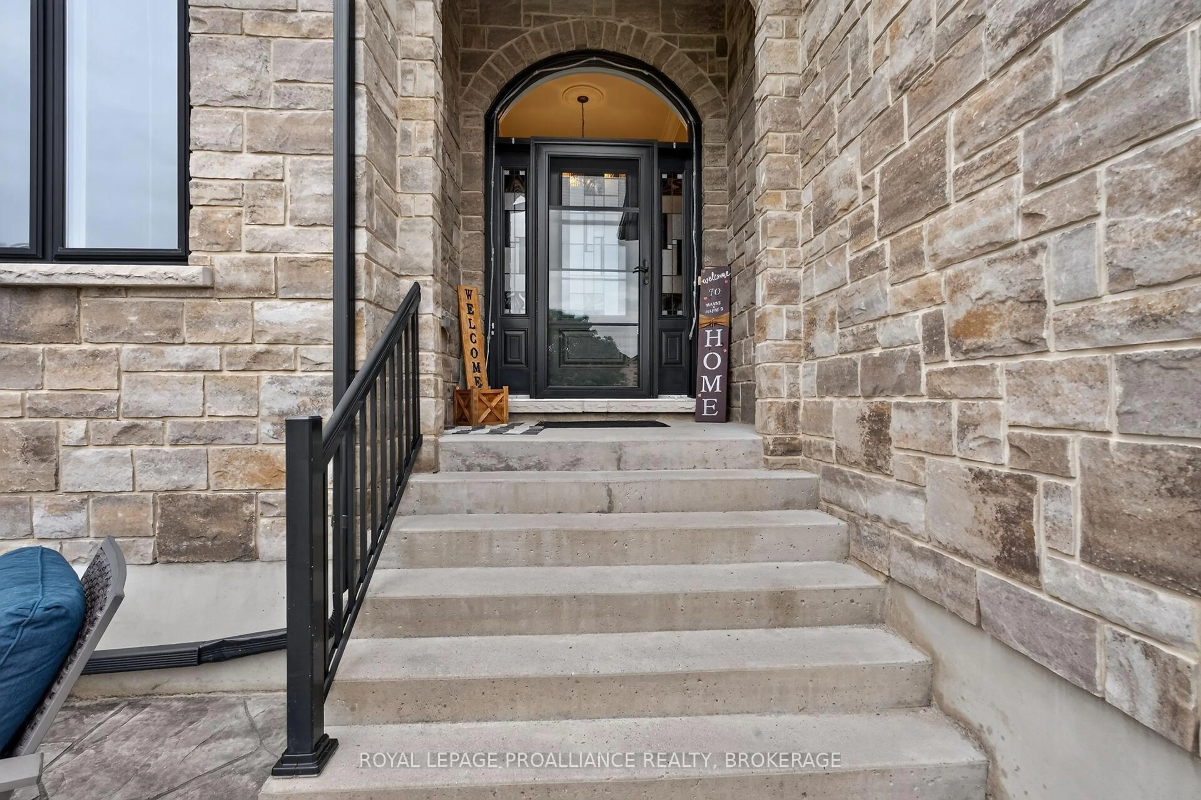 Indoor entryway for 142 Gildersleeve Blvd, Bath Ontario K0H 1G0