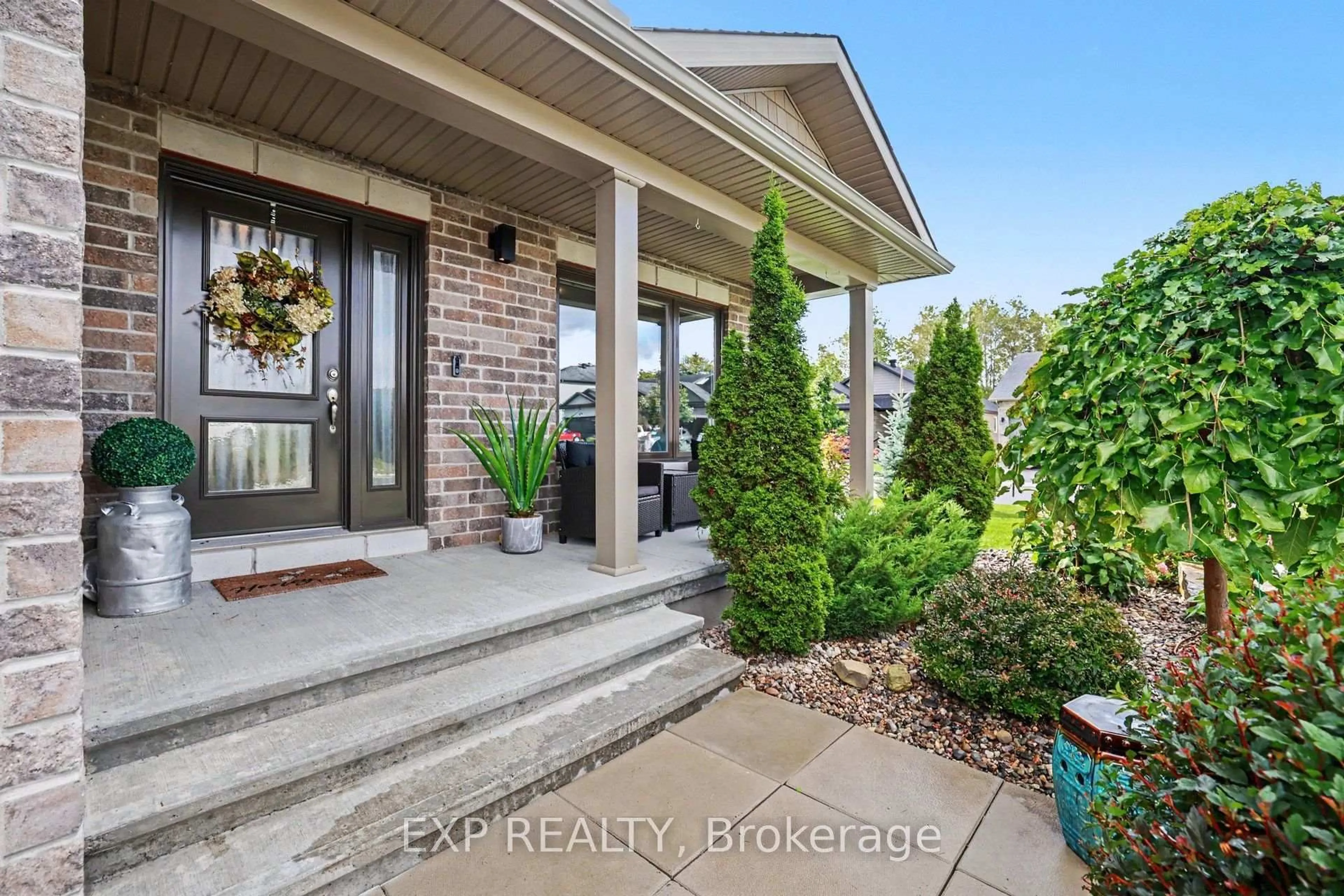 Indoor entryway for 114 Walsh St, Mississippi Mills Ontario K1A 1A0