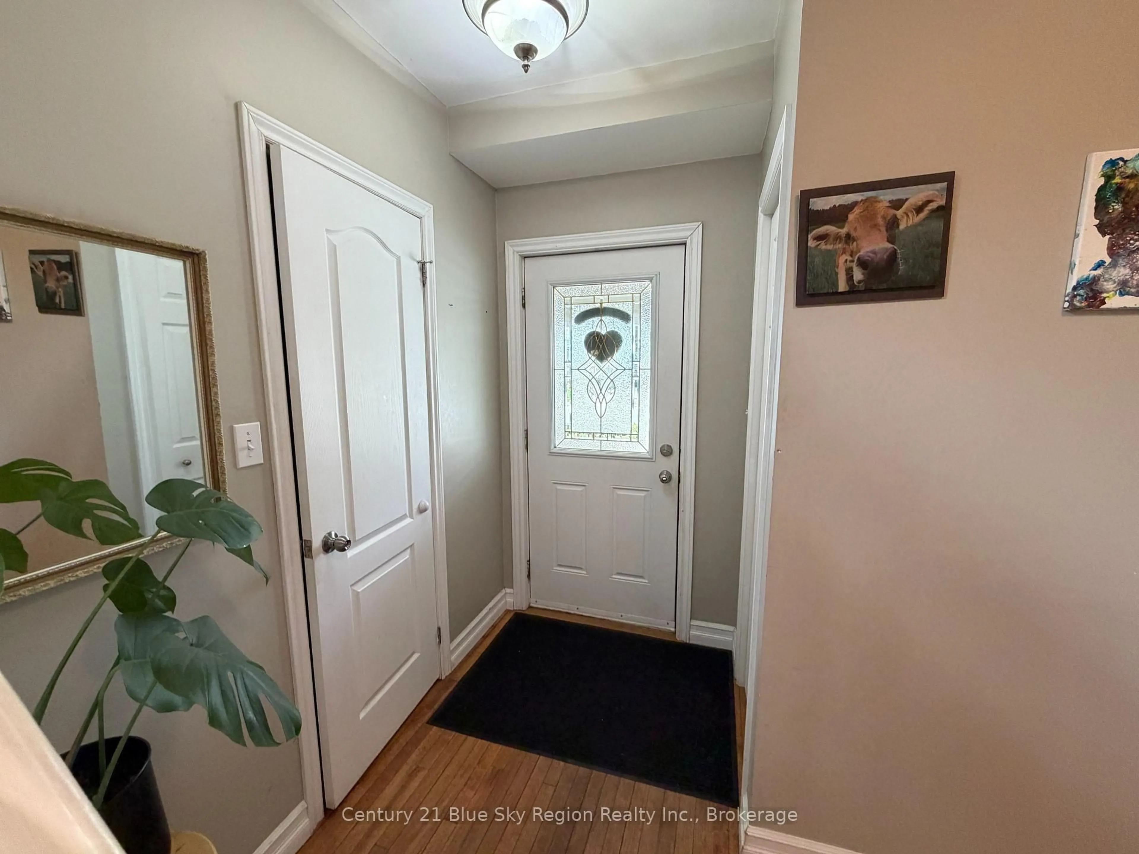 Indoor entryway for 172 FOURTH Ave, North Bay Ontario P1B 1N1