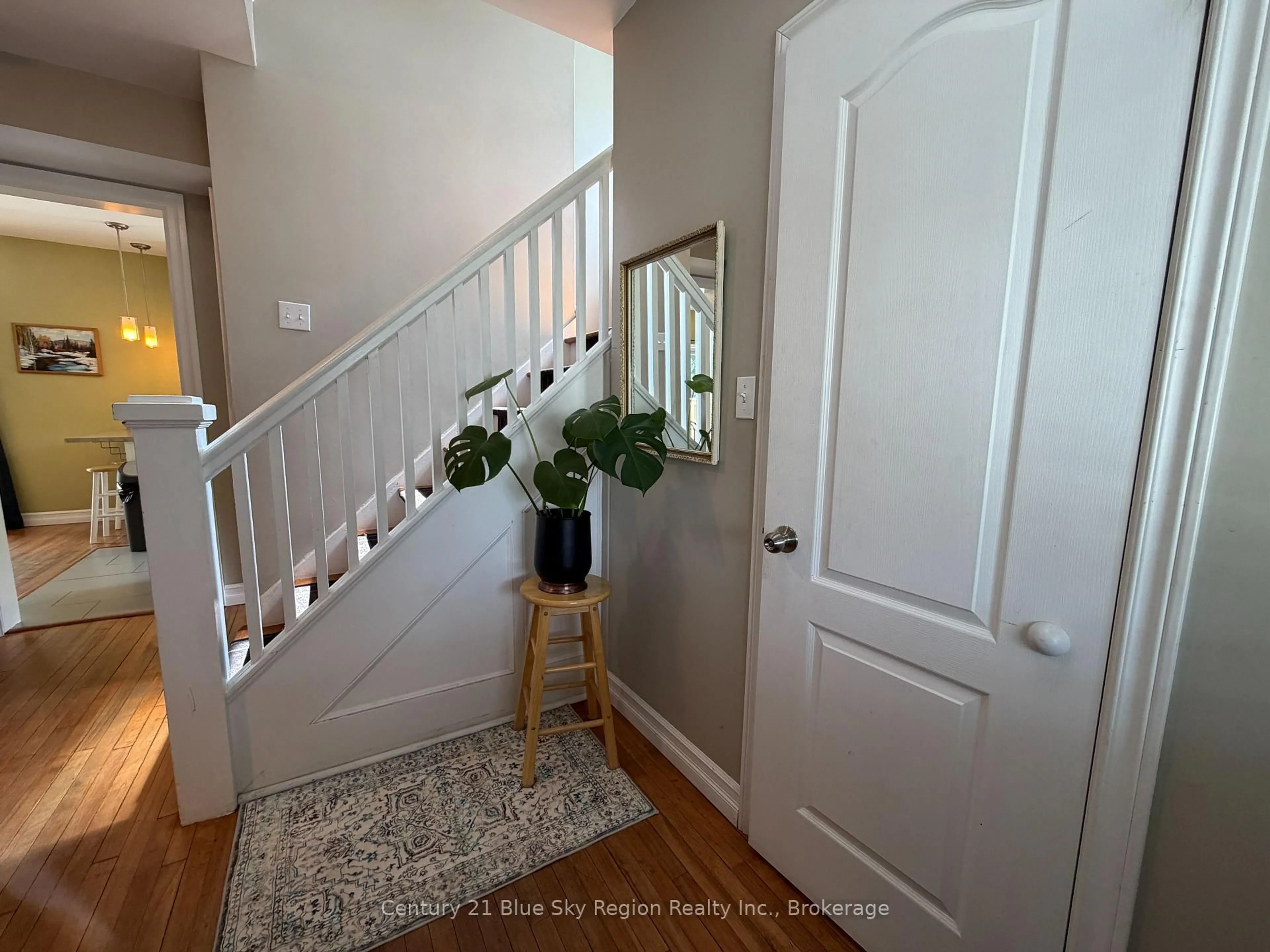 Indoor entryway for 172 FOURTH Ave, North Bay Ontario P1B 1N1