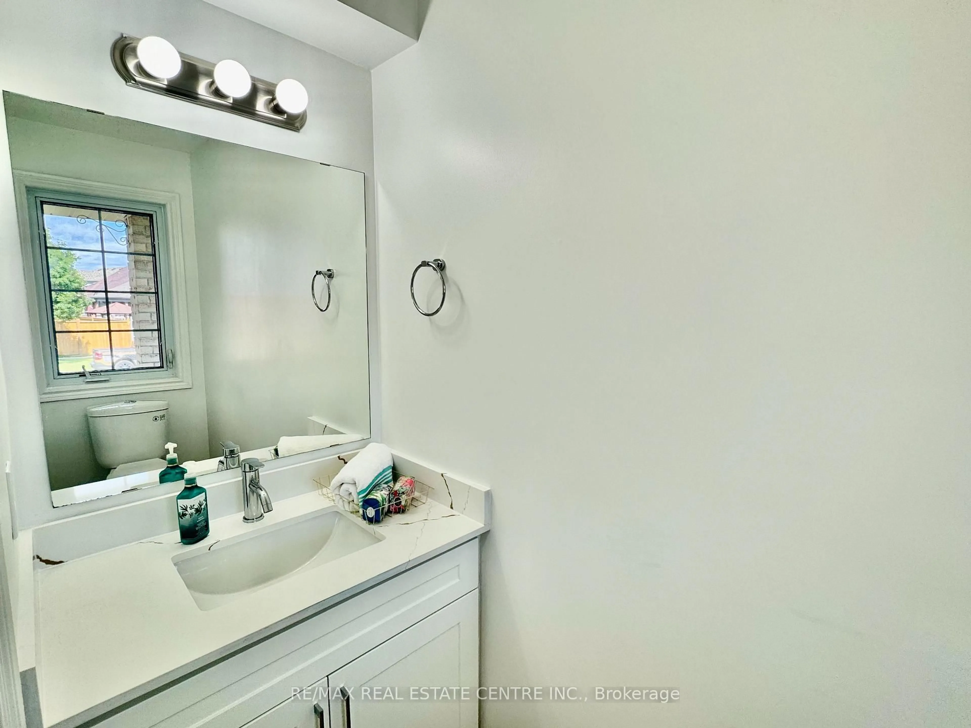 Standard bathroom, ceramic/tile floor for 56 Lena Cres, Cambridge Ontario N1R 8P4