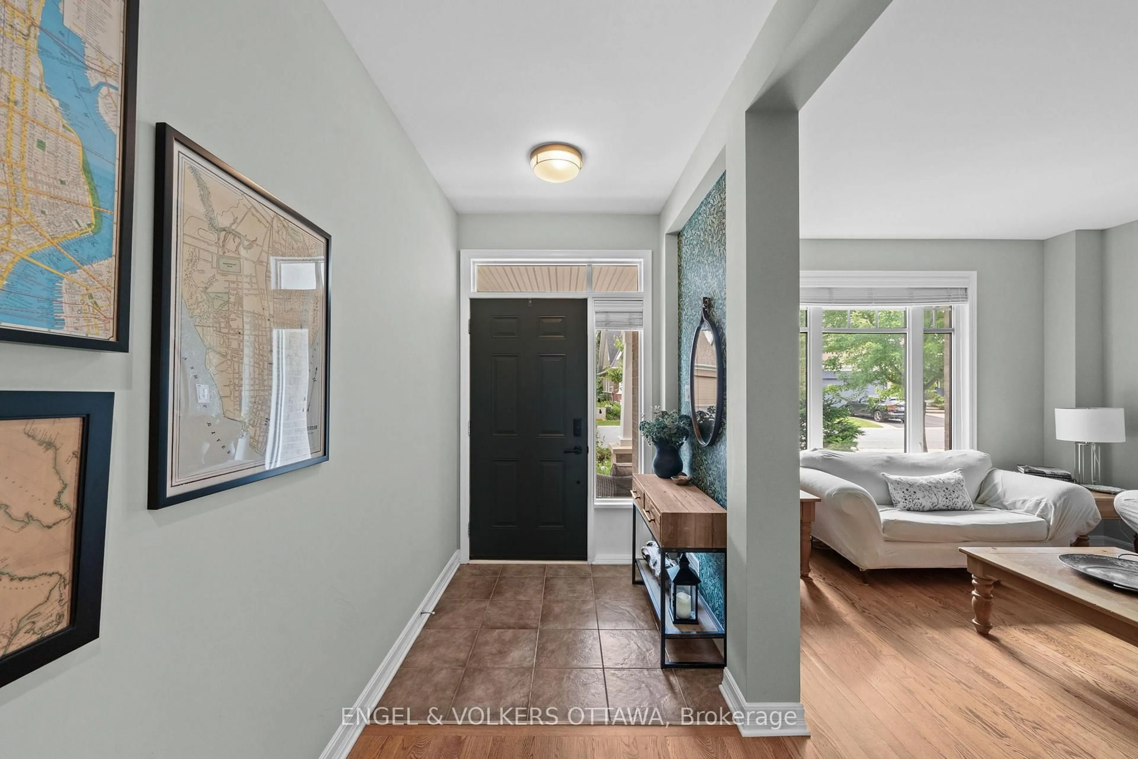 Indoor entryway for 564 Erinwoods Circ, Ottawa Ontario K2J 5M8
